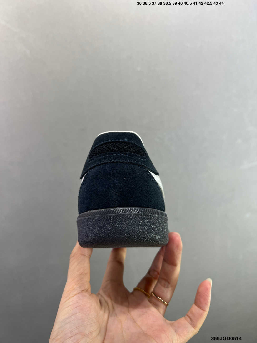 公司级✅ASCIS TOKUTEN 复古单品 亚瑟士 TOKUTEN 男女士复古跑鞋街拍潮鞋低帮板鞋经典款中性复古运动鞋轻盈舒适,时尚与复古与一体!轻盈的款式,适合夏天~简单的设定配合修长的线条,全鞋身均以麖皮打造,散发着日本新一代的潮流品味,无论配衬任何造型都能胜任. Tokuten 精神来自80年代的室内用鞋,T-TOE前足补强设计,环状中底底部结构,橡胶大底元素,防滑耐磨的同时保持着鞋子的轻盈,并提供良好牵引力,脚感柔软舒适,长时间行走也不会觉得脚部不适.经典复刻款,休闲百搭,中性款男女都可穿 货号:1183A907-702 如图 ID:356JGD0514