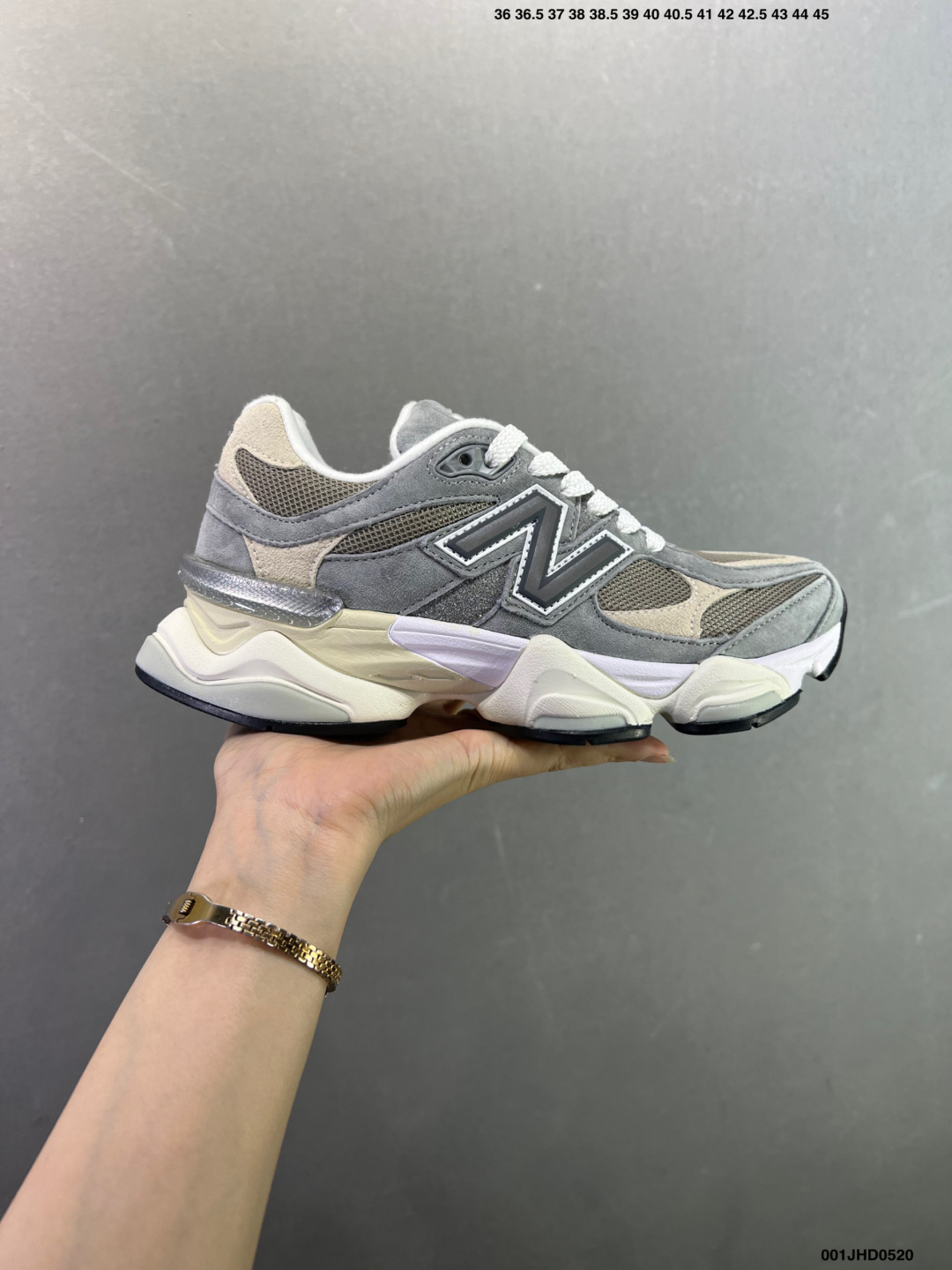 公司级✅Joe Freshgoods x New Balance NB9060 联名款 复古休闲运动慢跑鞋 鞋款灵感源自设计师本人对夏日的怀日回忆.鞋面大身由空间双格及磨砂鞋面拼接而生,配以柔和、夏日氛围拉满#采用大面积网眼以及麂皮材质覆盖鞋身,还原经典气质.搭载ABZORB避震科技,由泡沫聚酯制成,上脚可以有效减少由鞋底反弹对身体及双腿的冲击力 货号 U9060BCG 如图 ID:001JHD0520