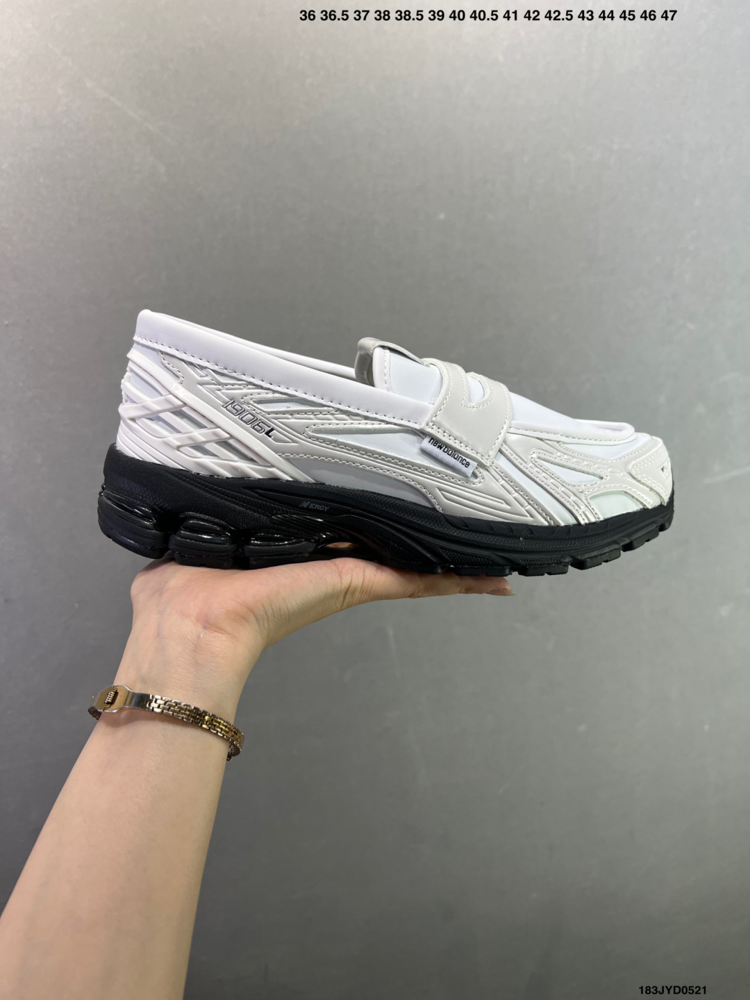公司级✅New Balance M1906系列复古单品宝藏老爹鞋款 公司级版本复古元素叠加 质感超级棒 楦版型材料细节做工精细 作为NB最经典的档案鞋型之一 与2002一样,1906有着NB最成熟的技术加持和复古款式,而本次推出的版本参照2002r的定位,相信会在性价两端做出权衡.单从造型上来看,依旧是vibe风格,味道很正,细节也很酷,这双1906r无疑必能打入复古跑鞋爱好者的年度鞋款名录 官方货号:U1906 ID:183JYD0521