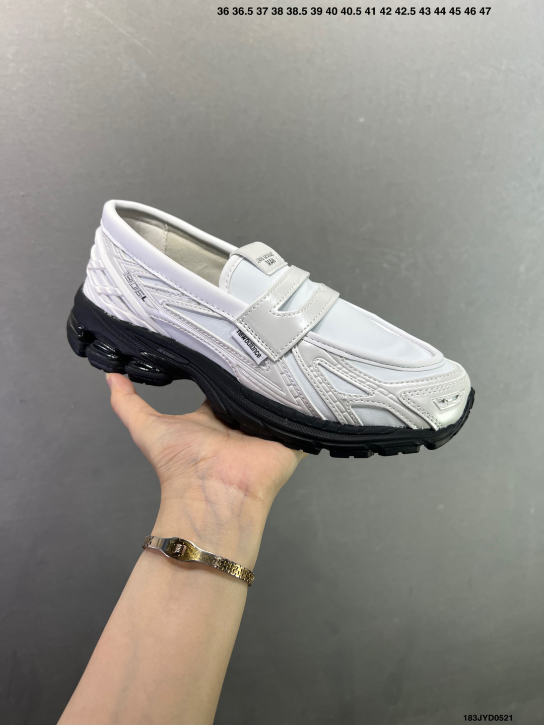 ️ 公司级✅New Balance M1906系列复古单品宝藏老爹鞋款 公司级版本复古元素叠加 质感超级棒 楦版型材料细节做工精细 作为NB最经典的档案鞋型之一 与2002一样,1906有着NB最成熟的技术加持和复古款式,而本次推出的版本参照2002r的定位,相信会在性价两端做出权衡.单从造型上来看,依旧是vibe风格,味道很正,细节也很酷,这双1906r无疑必能打入复古跑鞋爱好者的年度鞋款名录 官方货号:U1906 ID:183JYD0521
