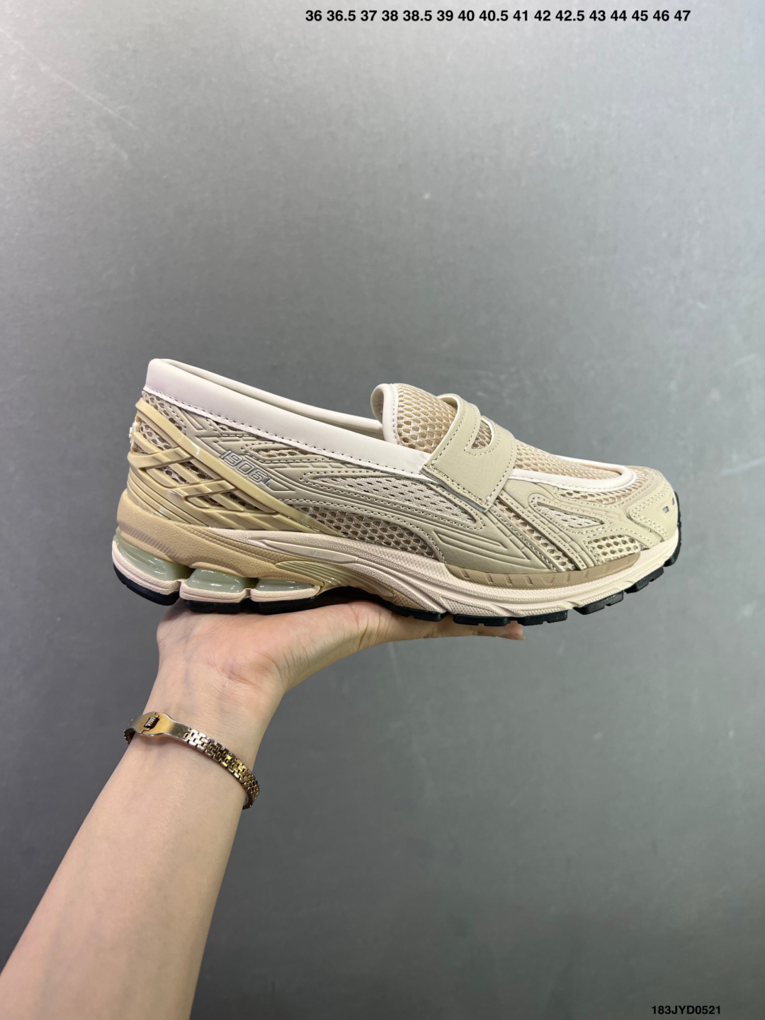 公司级✅New Balance M1906系列复古单品宝藏老爹鞋款 公司级版本复古元素叠加 质感超级棒 楦版型材料细节做工精细 作为NB最经典的档案鞋型之一 与2002一样,1906有着NB最成熟的技术加持和复古款式,而本次推出的版本参照2002r的定位,相信会在性价两端做出权衡.单从造型上来看,依旧是vibe风格,味道很正,细节也很酷,这双1906r无疑必能打入复古跑鞋爱好者的年度鞋款名录 官方货号:U1906 ID:183JYD0521
