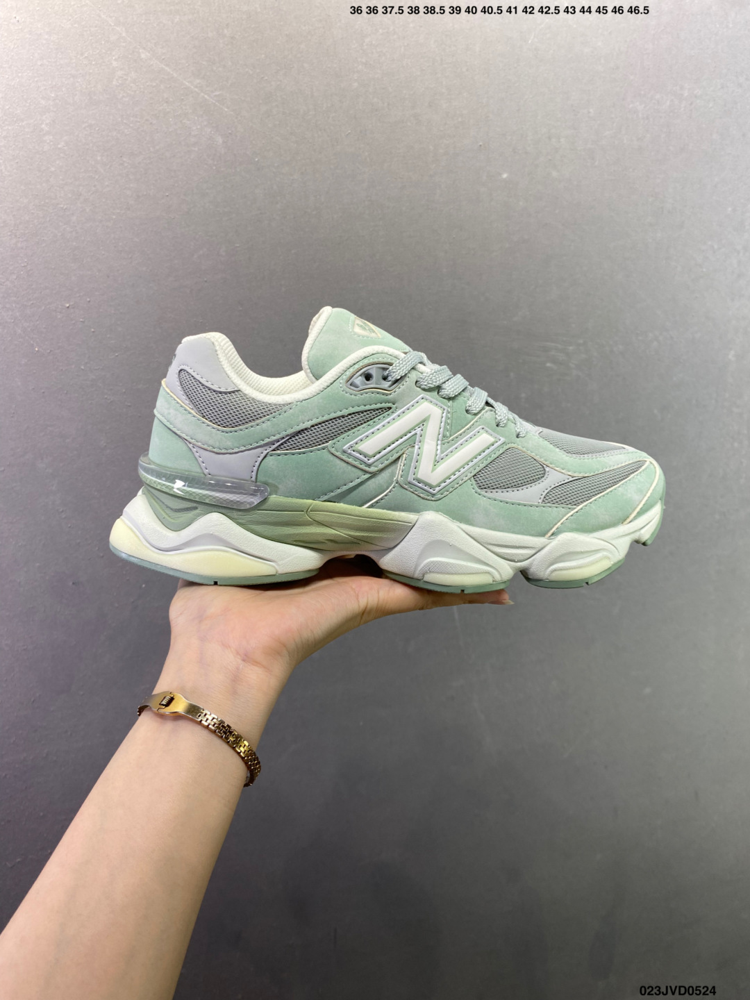 公司级✅Joe Freshgoods x New Balance NB9060 联名款 复古休闲运动慢跑鞋 鞋款灵感源自设计师本人对夏日的怀日回忆.鞋面大身由空间双格及磨砂鞋面拼接而生,配以柔和、夏日氛围拉满#采用大面积网眼以及麂皮材质覆盖鞋身,还原经典气质.搭载ABZORB避震科技,由泡沫聚酯制成,上脚可以有效减少由鞋底反弹对身体及双腿的冲击力 货号 U9060BCG 如图 ID:023JVD0524
