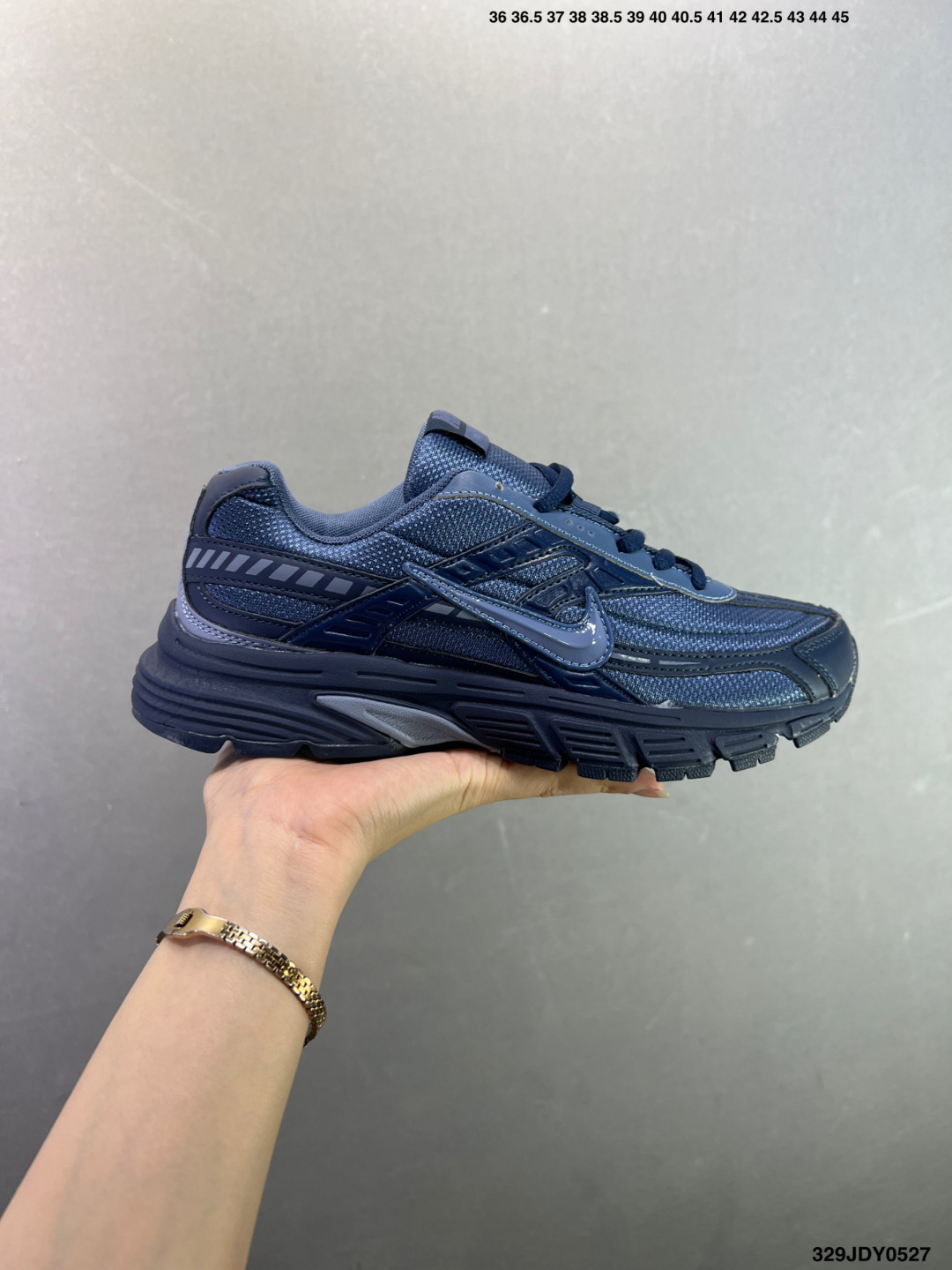 Nike Initiator 百搭 潮流 时尚 涂鸦耐磨 低帮跑步鞋 男女同款 定制最早为个人DIY行为,爱好者将鞋服或其他商品通过简单的配件等装饰来表达个性.随着这类商品受到越来越多人的喜爱,既而诞生了专业的定制师.定制师们通过喷绘、浸染、刺绣、做旧等工艺对原商品进行二次创作,打造包容而风格独特的remake款. 货号:394055 100 编码:329JDY0527