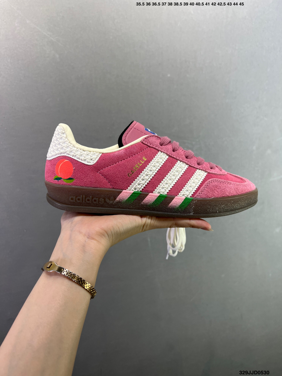 阿迪达斯 Adidas Originals Gazelle Indoor复古三叶草防滑透明橡胶板鞋经典运动鞋.这款经典鞋,忠于原版设计,缀撞色三条纹和鞋跟饰片.采用柔软透气织物网面鞋面,穿着舒适,搭配生胶外底,风格复古.用不同材料制作这款修长复古的从1970年代开始就很受欢迎的网球鞋.Gazelle Indoor拥有包边更宽的T字型鞋头,Gazelle开始将皮革材质引入训练鞋设计之中,从而减轻了运动员双脚的负担.当年这一改动也是为了更好的保护运动员的前掌,以及Gucci x Adidas Gazelle 系列就是以该鞋型为蓝本打造.• 常规型剪裁• 系带设计• 网面鞋面• 织物衬里;生胶全包大底• 舒适OrthoLite®鞋垫• 脚感舒适. 货号:IF1808 含半码 编码:329JJD0530