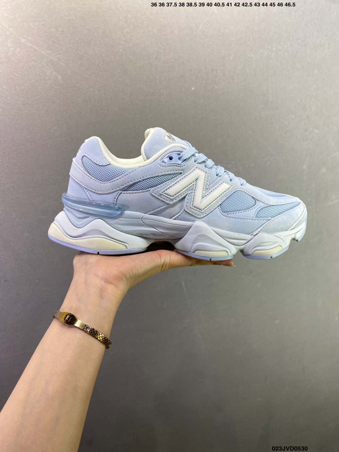 公司级✅Joe Freshgoods x New Balance NB9060 联名款 复古休闲运动慢跑鞋 鞋款灵感源自设计师本人对夏日的怀日回忆.鞋面大身由空间双格及磨砂鞋面拼接而生,配以柔和、夏日氛围拉满#采用大面积网眼以及麂皮材质覆盖鞋身,还原经典气质.搭载ABZORB避震科技,由泡沫聚酯制成,上脚可以有效减少由鞋底反弹对身体及双腿的冲击力 货号 U9060BCG 如图 ID:023JVD0530