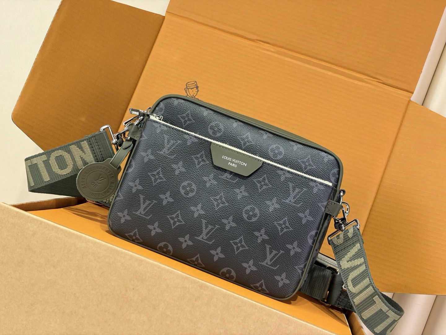 LV M28628 TRIO GR 25x18.5x7cm Monogram Eclipse 2000