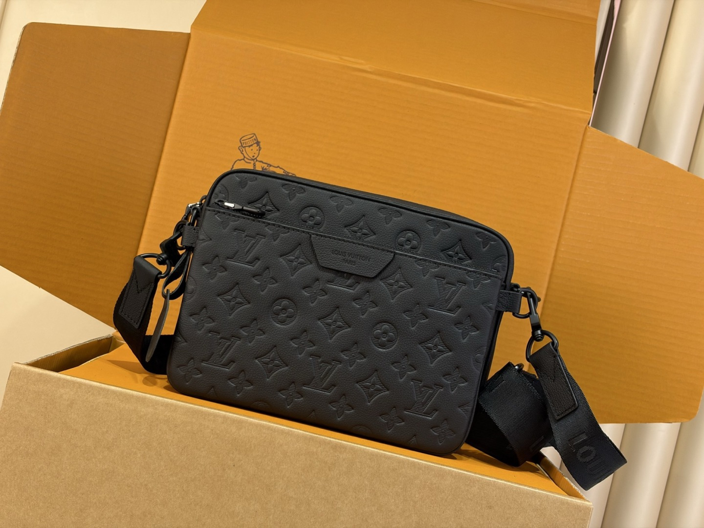 LV M26713 Trio Messenger ￼￼￼ 25x18.5x7 Monogram Shadow ￼ Uomo