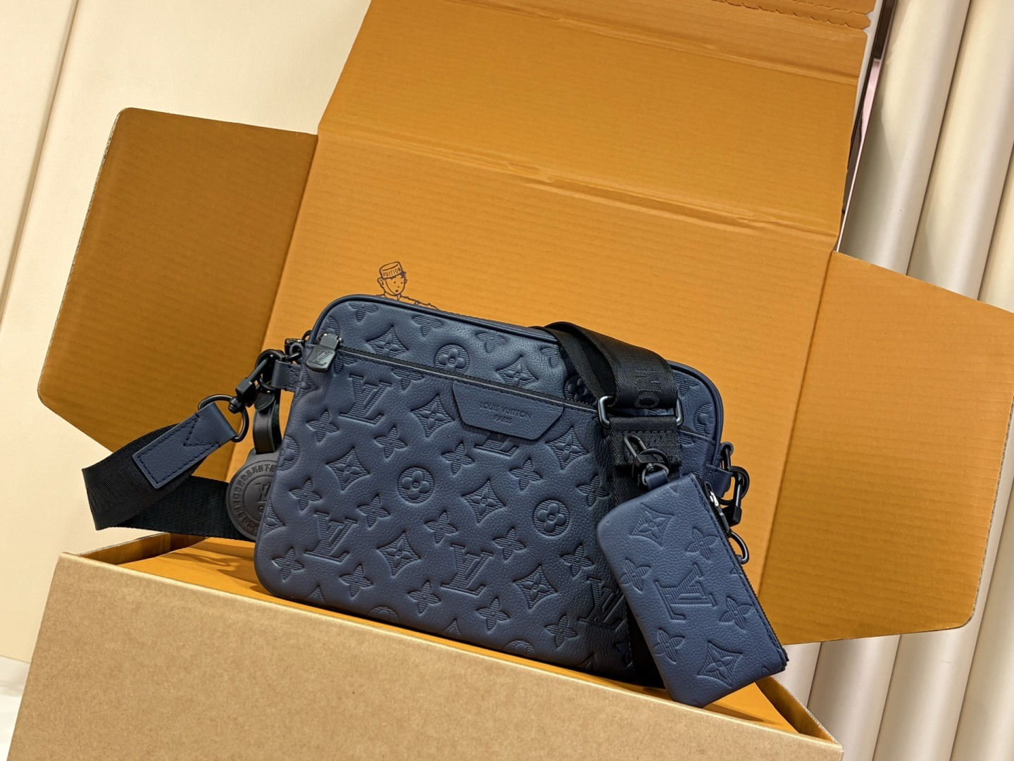LV M27925 Trio Messenger ( )￼￼ 25x18.5x7 Monogram Shadow ￼ Uomo