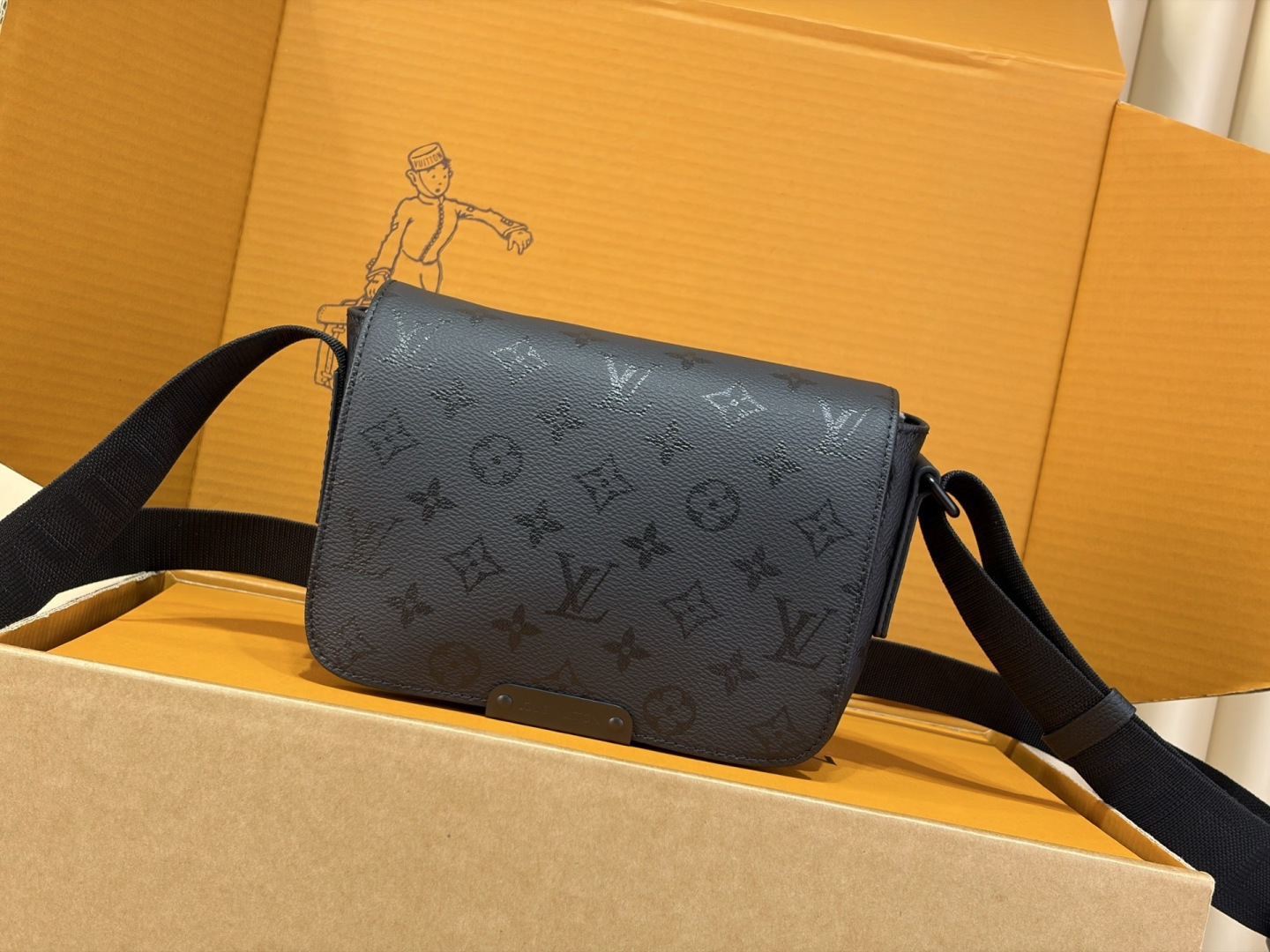 LV Mini Bastille M3A597 15x24x6.5cm Monogram