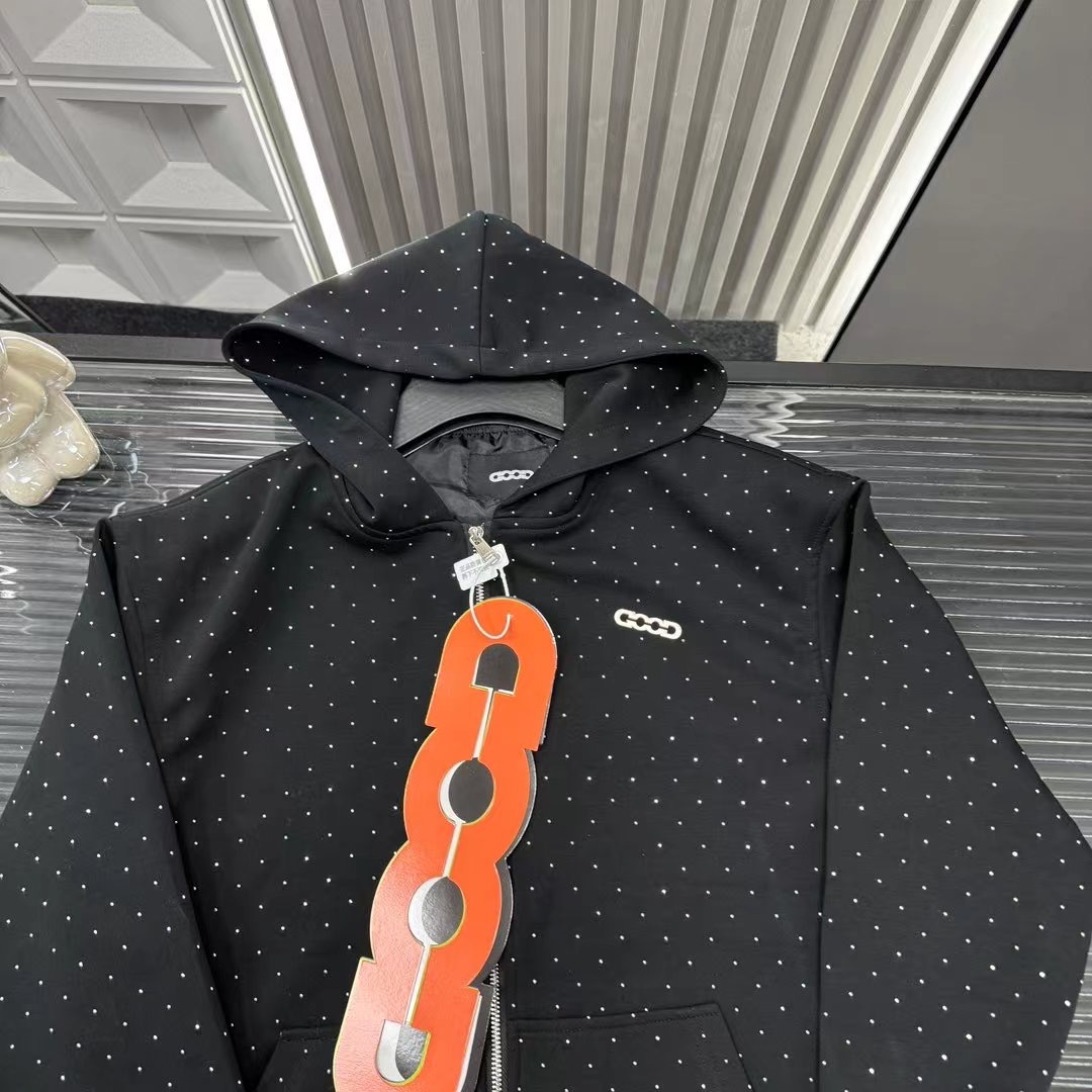 【爆款服饰】 💰89 早秋外套推荐⭐Good满印满天星刺绣Logo连帽外套🪡三标齐全官网一致，放大看细节📷原相机实物拍摄 
颜色：白色
尺码：L-4xl
 L（80～105斤）
XL（105～120斤）
2XL（120～140斤）
3XL（140～160斤）
4XL（160～180斤）