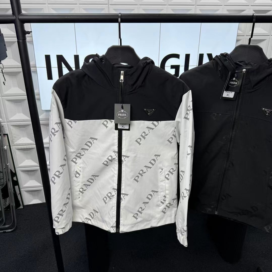 【爆款服饰】 💰79 早秋外套推荐⭐Prada普拉达满印字母软壳冲锋衣外套，帽子刺绣字母Logo🪡三标齐全官网一致，放大看细节📷原相机实物拍摄 
颜色：白色.黑色
尺码：L-4xl
 L（80～105斤）
XL（105～120斤）
2XL（120～140斤）
3XL（140～160斤）
4XL（160～180斤）

