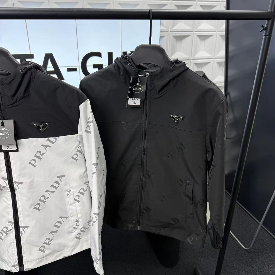 【爆款服饰】 💰79 早秋外套推荐⭐Prada普拉达满印字母软壳冲锋衣外套，帽子刺绣字母Logo🪡三标齐全官网一致，放大看细节📷原相机实物拍摄 
颜色：白色.黑色
尺码：L-4xl
 L（80～105斤）
XL（105～120斤）
2XL（120～140斤）
3XL（140～160斤）
4XL（160～180斤）

