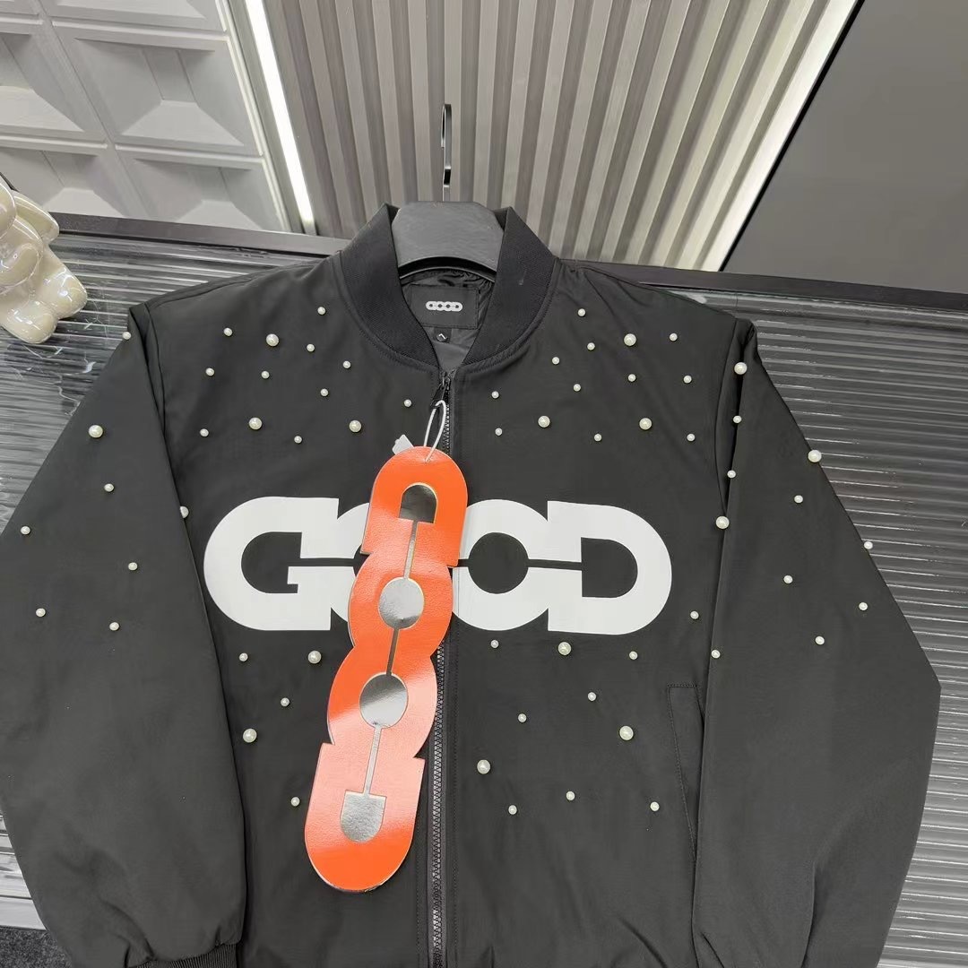 💰95 早秋外套推荐⭐Good满印珍珠大Logo立领外套🪡三标齐全官网一致，放大看细节📷原相机实物拍摄 
颜色：黑色
尺码：L-4xl
 L（80～105斤）
XL（105～120斤）
2XL（120～140斤）
3XL（140～160斤）
4XL（160～180斤）
