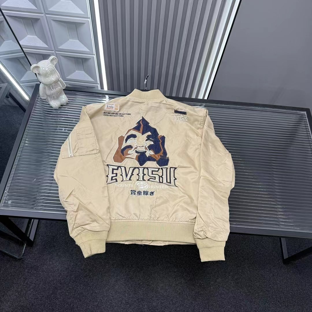 🛒购物价：💰159 早秋外套推荐⭐Evisu福神福气老头贴皮贴不刺绣字母立领外套🪡三标齐全官网一致，放大看细节📷原相机实物拍摄 
颜色：卡其色
尺码：L-4xl
 L（80～105斤）
XL（105～120斤）
2XL（120～140斤）
3XL（140～160斤）
4XL（160～180斤）
