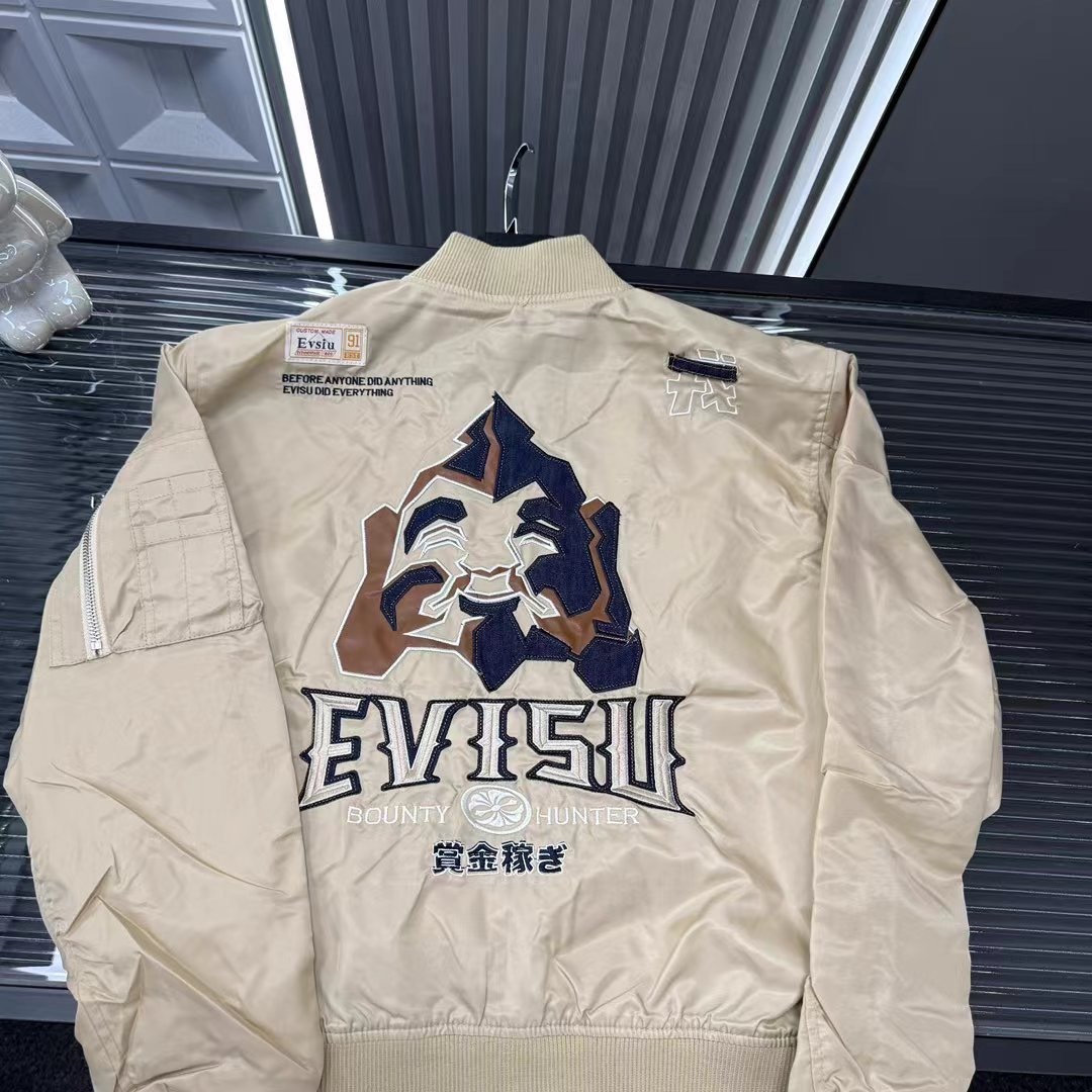 🛒购物价：💰159 早秋外套推荐⭐Evisu福神福气老头贴皮贴不刺绣字母立领外套🪡三标齐全官网一致，放大看细节📷原相机实物拍摄 
颜色：卡其色
尺码：L-4xl
 L（80～105斤）
XL（105～120斤）
2XL（120～140斤）
3XL（140～160斤）
4XL（160～180斤）
