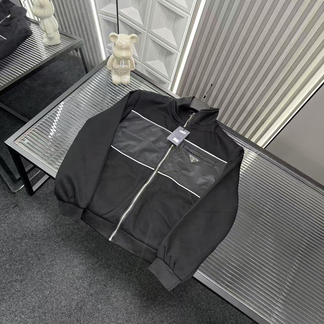 🛒购物价：💰129 早秋外套推荐⭐Prada普拉达三角钢印拼接立领外套🪡三标齐全官网一致，放大看细节📷原相机实物拍摄 
颜色：黑色
尺码：L-4xl
 L（80～105斤）
XL（105～120斤）
2XL（120～140斤）
3XL（140～160斤）
4XL（160～180斤）