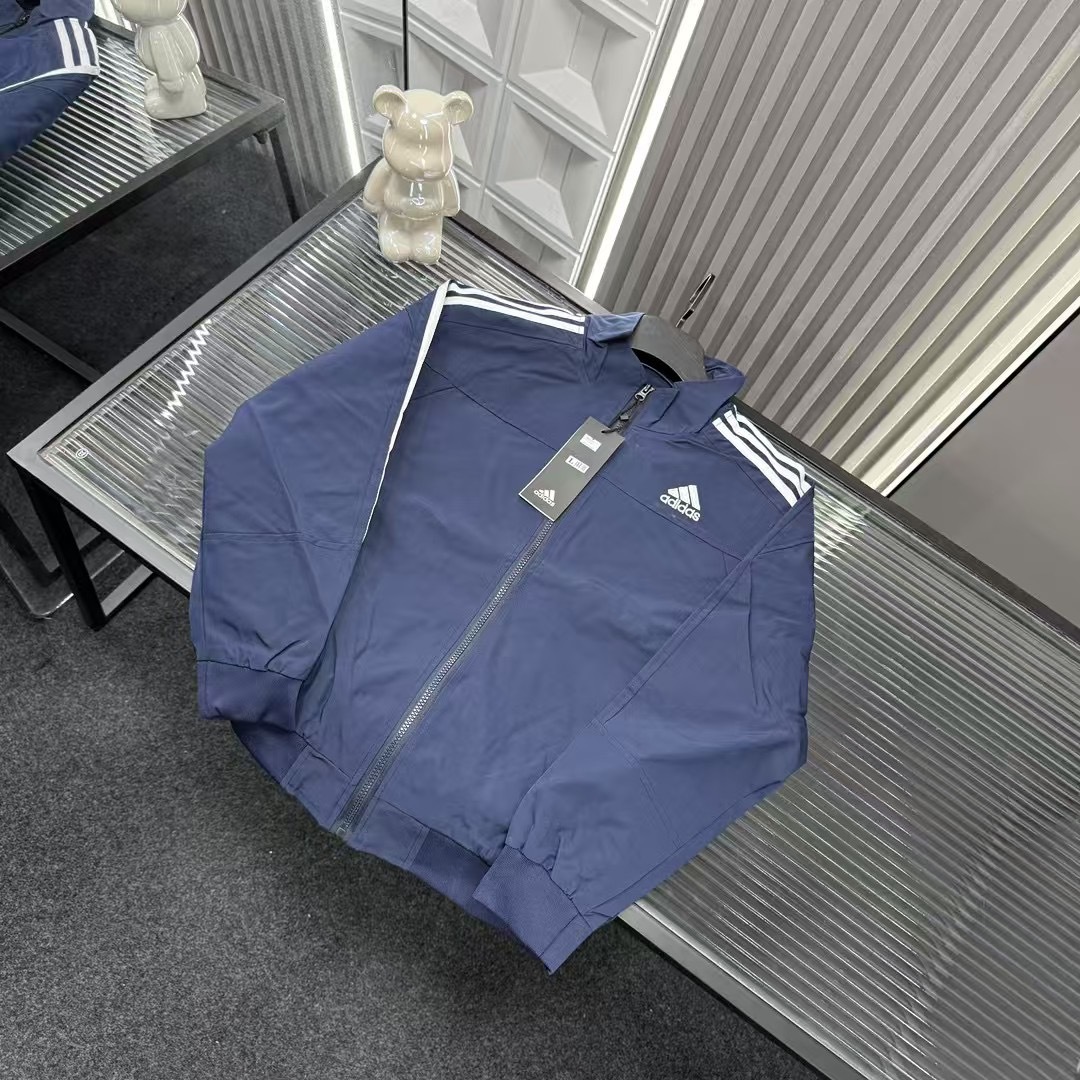 🛒购物价：💰129 早秋外套推荐⭐AD阿迪达斯刺绣LogoQQ糖同款立领外套🪡三标齐全官网一致，放大看细节📷原相机实物拍摄 
颜色：藏青色
尺码：L-4xl
 L（80～105斤）
XL（105～120斤）
2XL（120～140斤）
3XL（140～160斤）
4XL（160～180斤）
