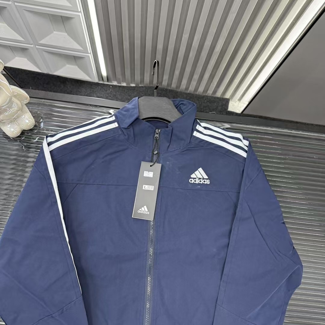 🛒购物价：💰129 早秋外套推荐⭐AD阿迪达斯刺绣LogoQQ糖同款立领外套🪡三标齐全官网一致，放大看细节📷原相机实物拍摄 
颜色：藏青色
尺码：L-4xl
 L（80～105斤）
XL（105～120斤）
2XL（120～140斤）
3XL（140～160斤）
4XL（160～180斤）