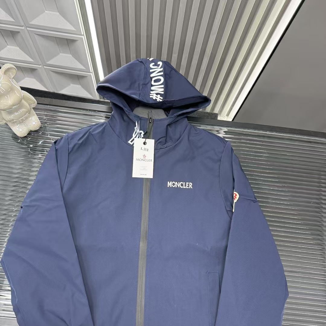 🛒购物价：💰139 早秋外套推荐⭐蒙口刺绣字母火焰防风连帽外套🪡三标齐全官网一致，放大看细节📷原相机实物拍摄 
颜色：藏青色
尺码：L-4xl
 L（80～105斤）
XL（105～120斤）
2XL（120～140斤）
3XL（140～160斤）
4XL（160～180斤）