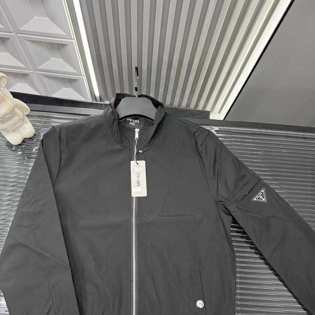🛒购物价：💰129 早秋外套推荐⭐Prada普拉达手臂钢印徽章夹克外套🪡三标齐全官网一致，放大看细节📷原相机实物拍摄 
颜色：黑色
尺码：L-4xl
 L（80～105斤）
XL（105～120斤）
2XL（120～140斤）
3XL（140～160斤）
4XL（160～180斤）