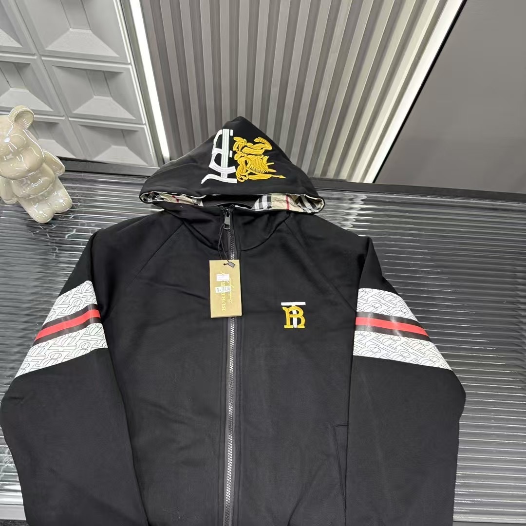 🛒购物价：💰129 早秋外套推荐⭐巴宝莉绣花战马Logo字母连帽外套🪡三标齐全官网一致，放大看细节📷原相机实物拍摄 
颜色：黑色
尺码：L-4xl
 L（80～105斤）
XL（105～120斤）
2XL（120～140斤）
3XL（140～160斤）
4XL（160～180斤）