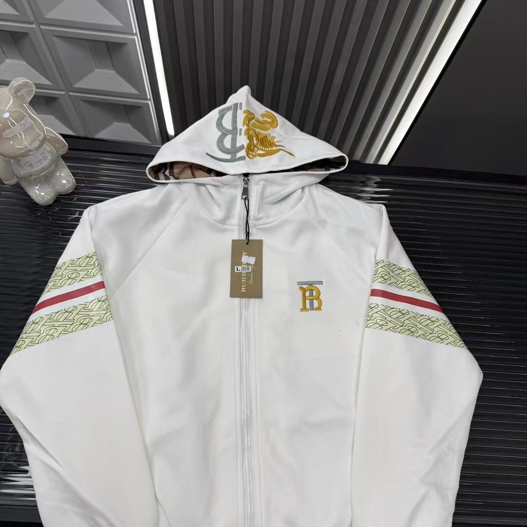 🛒购物价：💰129 早秋外套推荐⭐巴宝莉绣花战马Logo字母连帽外套🪡三标齐全官网一致，放大看细节📷原相机实物拍摄 
颜色：白色
尺码：L-4xl
 L（80～105斤）
XL（105～120斤）
2XL（120～140斤）
3XL（140～160斤）
4XL（160～180斤）