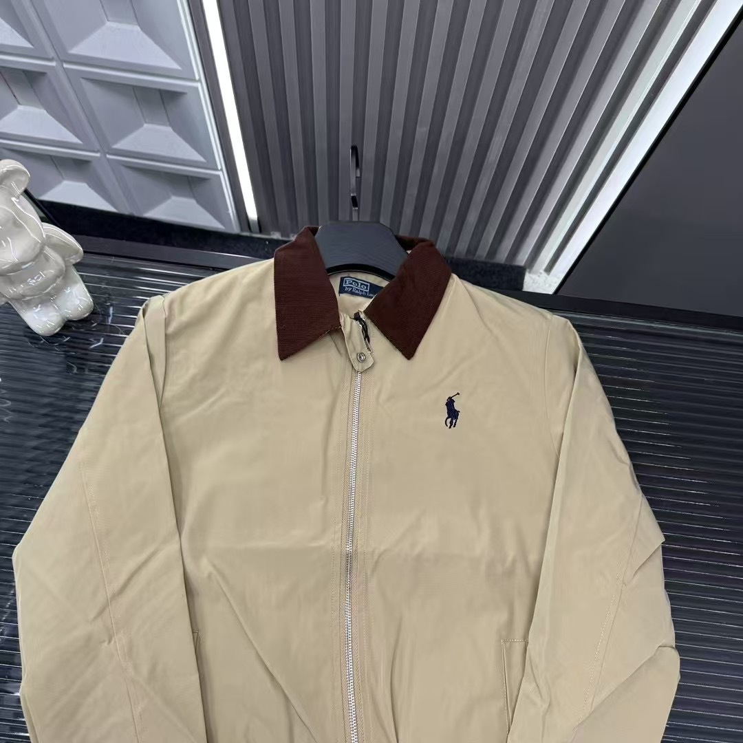 🛒购物价：💰129 早秋外套推荐⭐拉夫劳伦.保罗刺绣小马翻领夹克外套🪡三标齐全官网一致，放大看细节📷原相机实物拍摄 
颜色：卡其色
尺码：L-4xl
 L（80～105斤）
XL（105～120斤）
2XL（120～140斤）
3XL（140～160斤）
4XL（160～180斤）