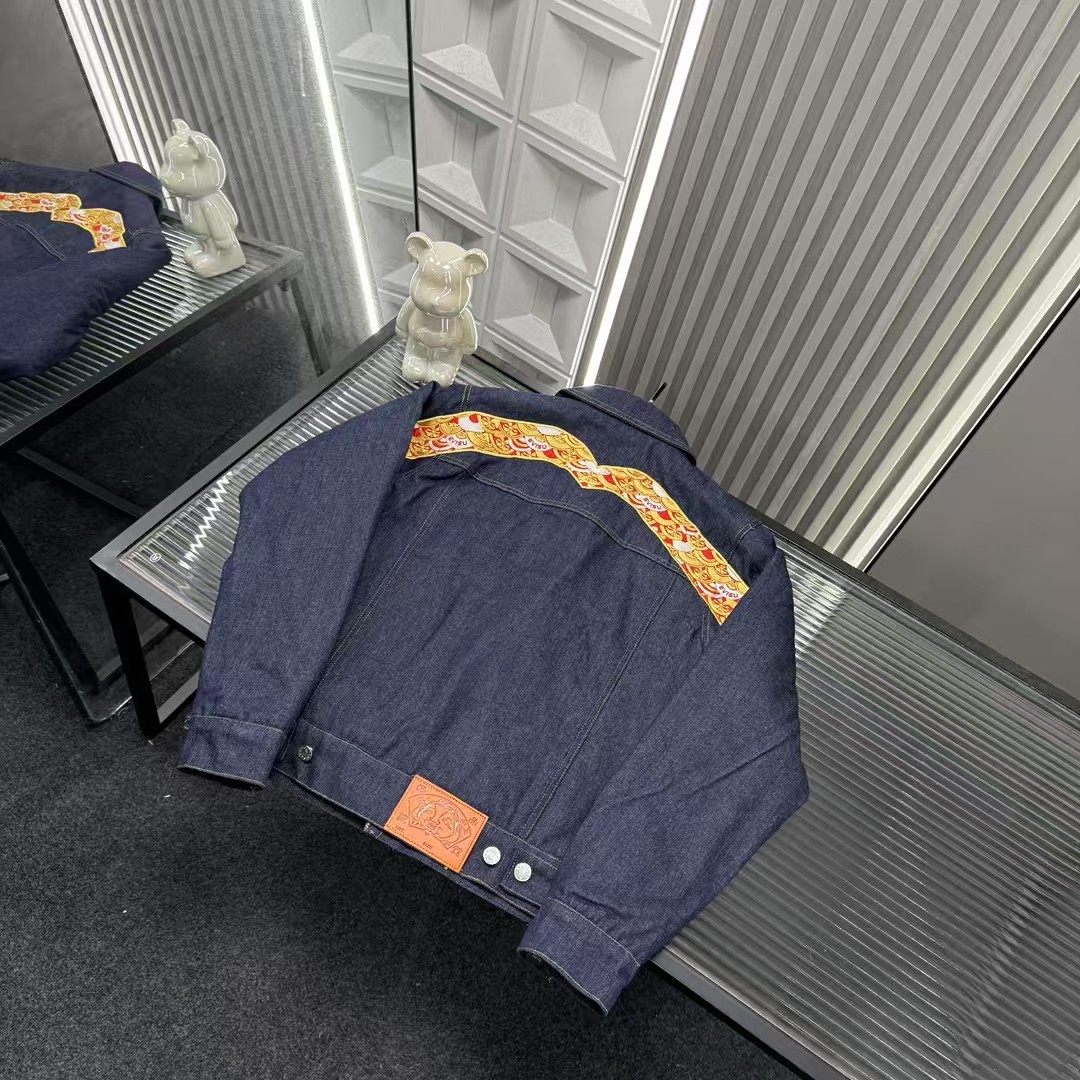 🛒购物价：💰259 秋冬爆款热销款推荐⭐Evisu福神翻领牛仔外套 口袋刺绣海鸥图案 后背大M图腾🪡三标齐全官网一致，放大看细节📷原相机实物拍摄 
颜色：藏青色
尺码：L-4xl
 L（80～105斤）
XL（105～120斤）
2XL（120～140斤）
3XL（140～160斤）
4XL（160～180斤）