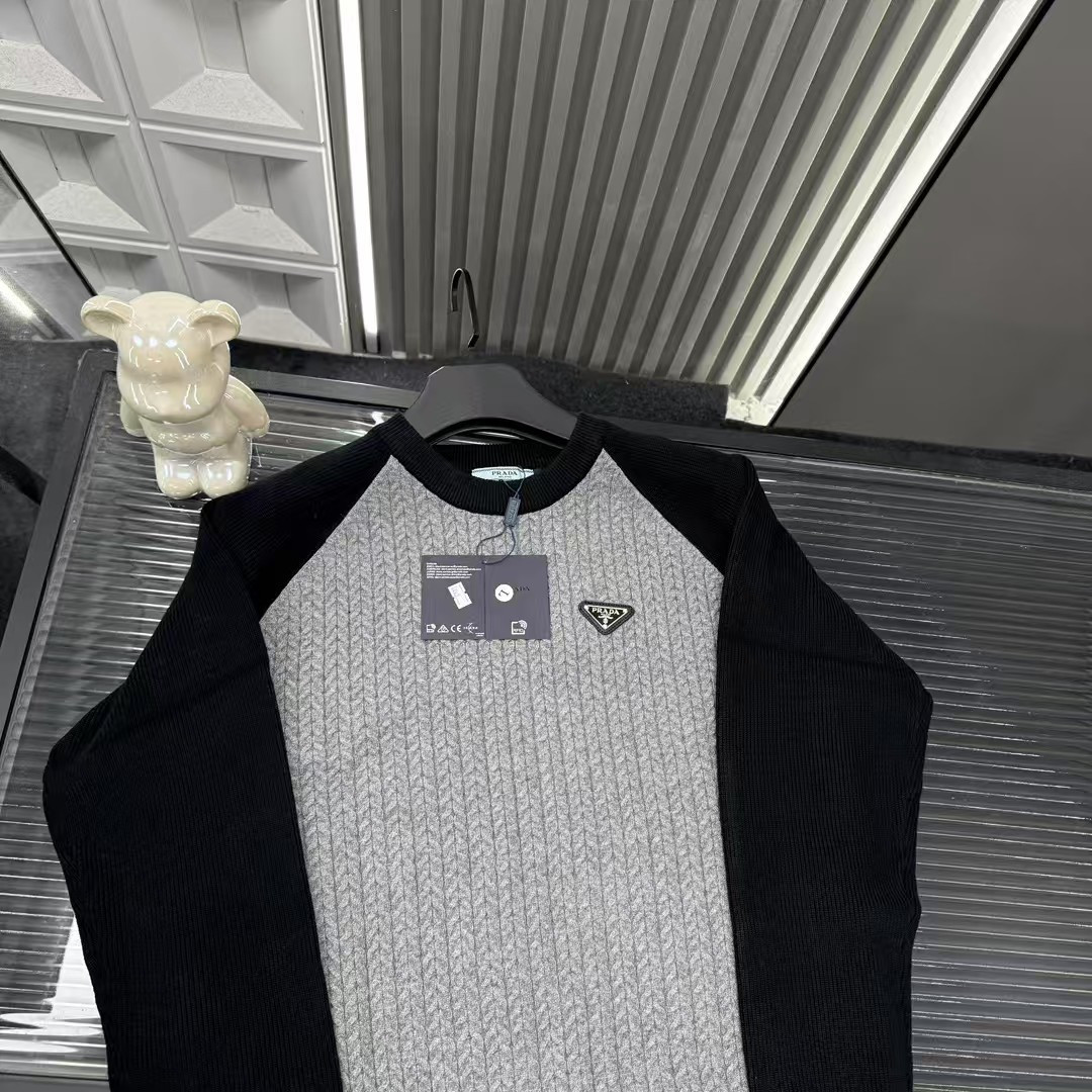 🛒购物价：💰129 秋冬爆款热销款推荐⭐Prada普拉达针织毛衣 黑灰撞色拼接色 胸前金属三角牌🪡三标齐全官网一致，放大看细节📷原相机实物拍摄 
颜色：黑色
尺码：L-4xl
 L（80～105斤）
XL（105～120斤）
2XL（120～140斤）
3XL（140～160斤）
4XL（160～180斤）