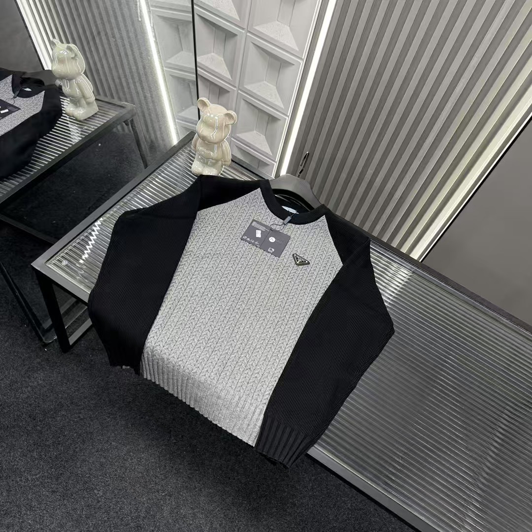 🛒购物价：💰129 秋冬爆款热销款推荐⭐Prada普拉达针织毛衣 黑灰撞色拼接色 胸前金属三角牌🪡三标齐全官网一致，放大看细节📷原相机实物拍摄 
颜色：黑色
尺码：L-4xl
 L（80～105斤）
XL（105～120斤）
2XL（120～140斤）
3XL（140～160斤）
4XL（160～180斤）