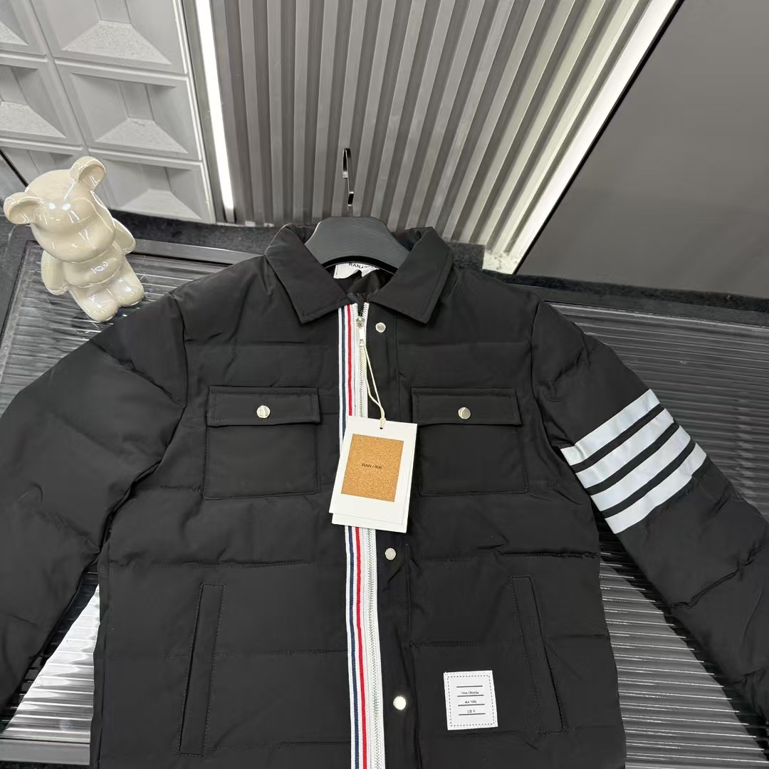 🛒购物价：💰239 秋冬爆款热销款推荐⭐TB四杠棉服外套 多口袋设计 胸前三色彩虹织带🪡三标齐全官网一致，放大看细节📷原相机实物拍摄 
颜色：黑色
尺码：L-4xl
 L（80～105斤）
XL（105～120斤）
2XL（120～140斤）
3XL（140～160斤）
4XL（160～180斤）