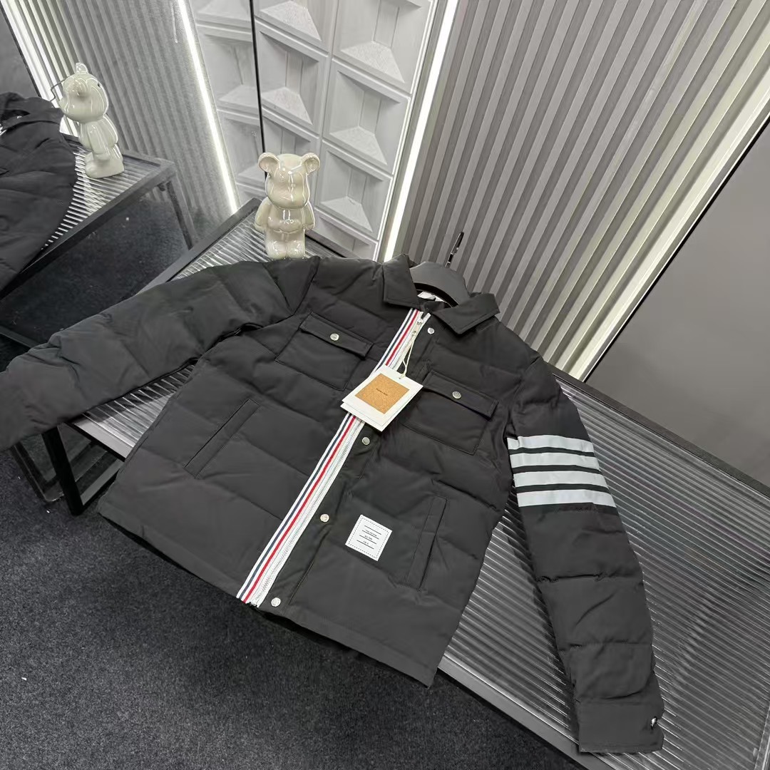 🛒购物价：💰239 秋冬爆款热销款推荐⭐TB四杠棉服外套 多口袋设计 胸前三色彩虹织带🪡三标齐全官网一致，放大看细节📷原相机实物拍摄 
颜色：黑色
尺码：L-4xl
 L（80～105斤）
XL（105～120斤）
2XL（120～140斤）
3XL（140～160斤）
4XL（160～180斤）