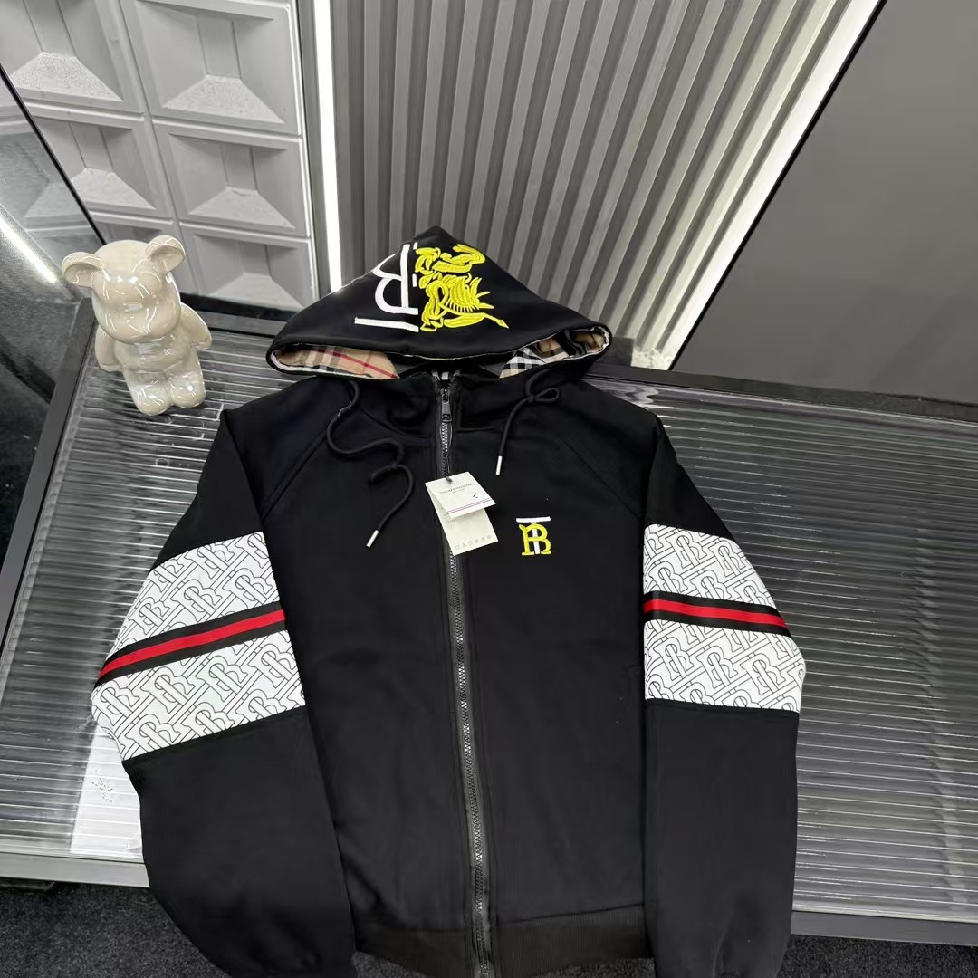 🛒购物价：💰205 秋冬爆款热销款推荐⭐巴宝莉连帽外套 帽子刺绣战马内里格子满印 胸前刺绣字母 撞色连帽外套🪡三标齐全官网一致，放大看细节📷原相机实物拍摄 
颜色：黑色
尺码：L-4xl
 L（80～105斤）
XL（105～120斤）
2XL（120～140斤）
3XL（140～160斤）
4XL（160～180斤）