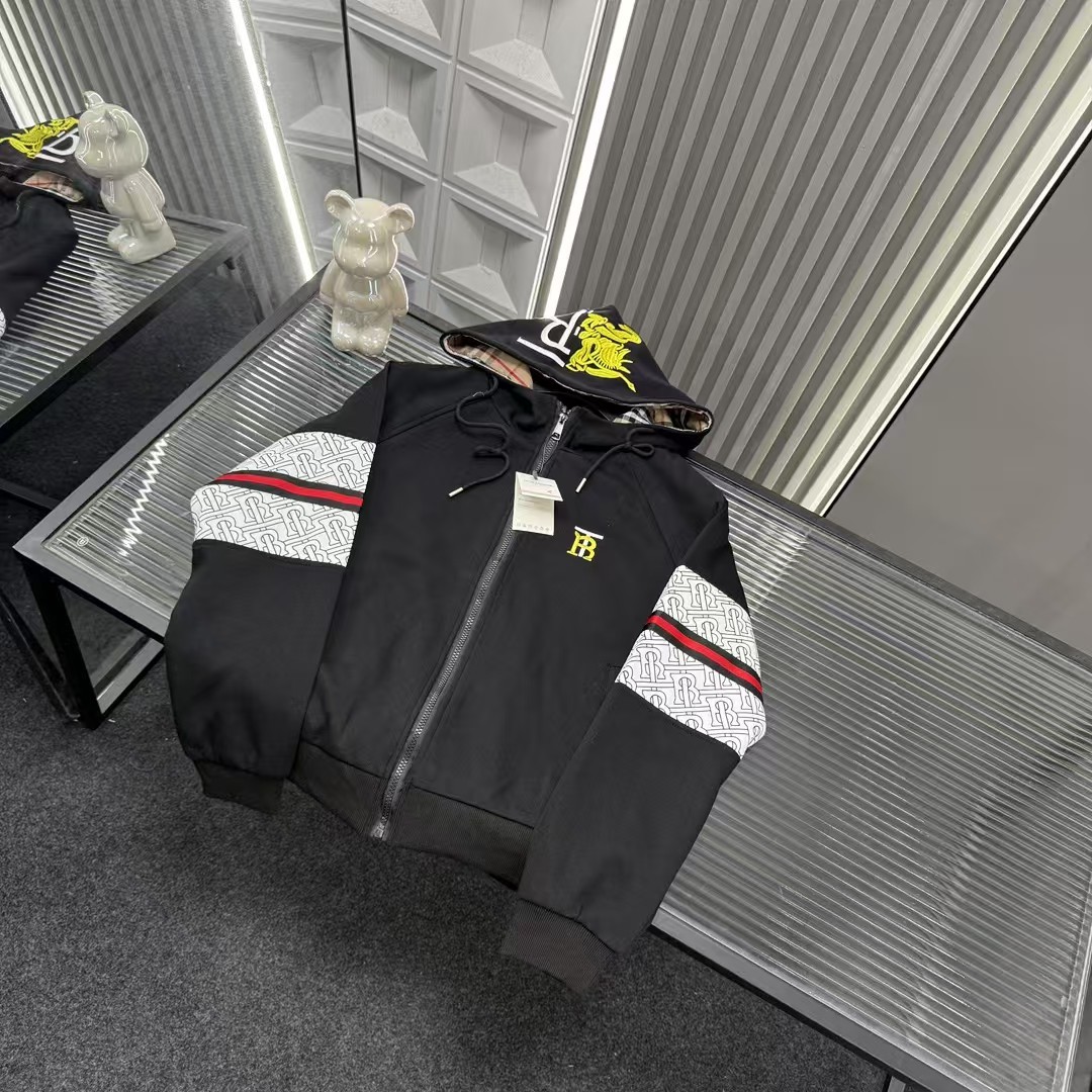 🛒购物价：💰205 秋冬爆款热销款推荐⭐巴宝莉连帽外套 帽子刺绣战马内里格子满印 胸前刺绣字母 撞色连帽外套🪡三标齐全官网一致，放大看细节📷原相机实物拍摄 
颜色：黑色
尺码：L-4xl
 L（80～105斤）
XL（105～120斤）
2XL（120～140斤）
3XL（140～160斤）
4XL（160～180斤）