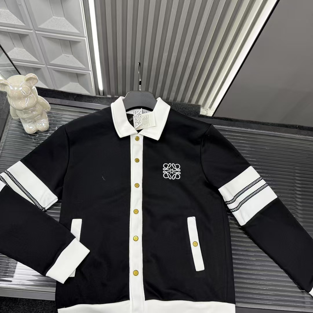 🛒购物价：💰205 秋冬爆款热销款推荐⭐纪梵希针织开衫外套 撞色拼接图案 纽扣开衫翻领外套🪡三标齐全官网一致，放大看细节📷原相机实物拍摄 
颜色：黑色
尺码：L-4xl
 L（80～105斤）
XL（105～120斤）
2XL（120～140斤）
3XL（140～160斤）
4XL（160～180斤）