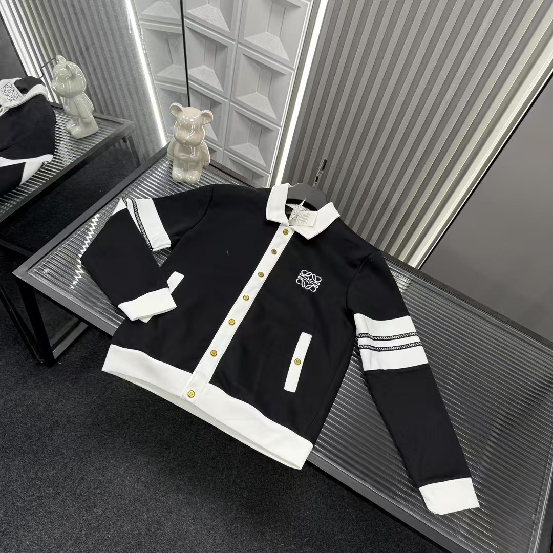 🛒购物价：💰205 秋冬爆款热销款推荐⭐纪梵希针织开衫外套 撞色拼接图案 纽扣开衫翻领外套🪡三标齐全官网一致，放大看细节📷原相机实物拍摄 
颜色：黑色
尺码：L-4xl
 L（80～105斤）
XL（105～120斤）
2XL（120～140斤）
3XL（140～160斤）
4XL（160～180斤）