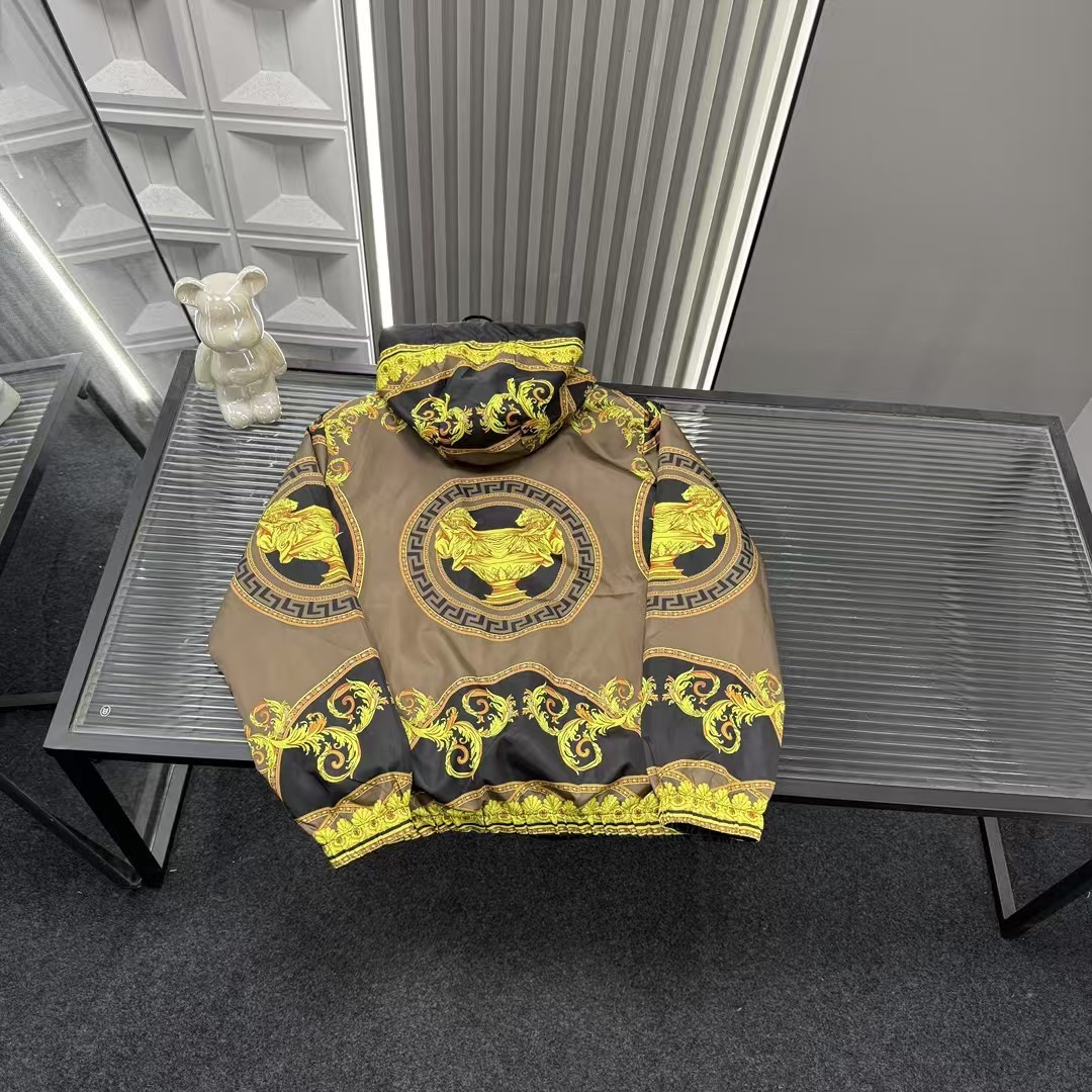 🛒购物价：💰205 秋冬爆款热销款推荐⭐范思哲连帽外套 苏老师苏六同款外套 不规则满印图案🪡三标齐全官网一致，放大看细节📷原相机实物拍摄 
颜色：图片色
尺码：L-4xl
 L（80～105斤）
XL（105～120斤）
2XL（120～140斤）
3XL（140～160斤）
4XL（160～180斤）