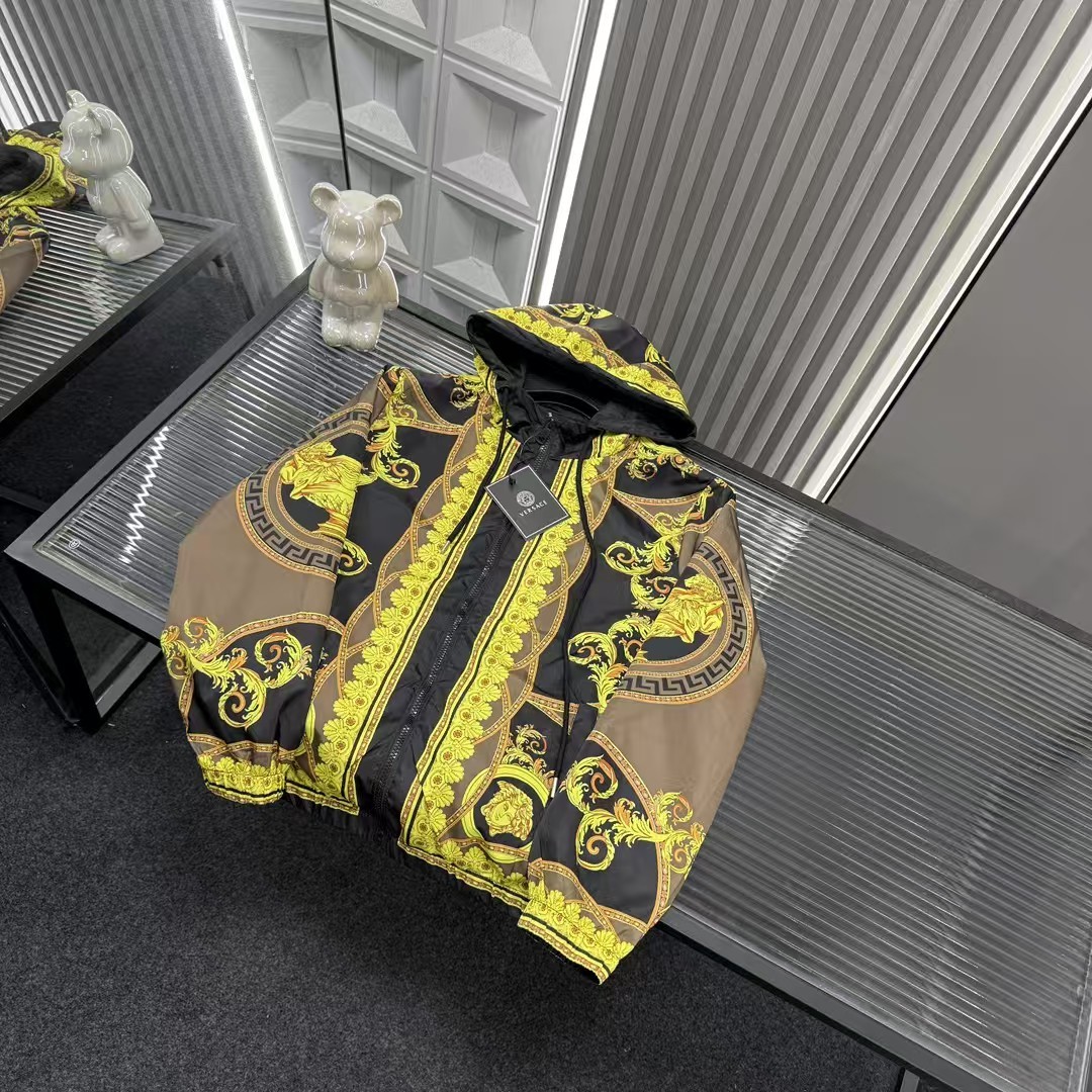 🛒购物价：💰205 秋冬爆款热销款推荐⭐范思哲连帽外套 苏老师苏六同款外套 不规则满印图案🪡三标齐全官网一致，放大看细节📷原相机实物拍摄 
颜色：图片色
尺码：L-4xl
 L（80～105斤）
XL（105～120斤）
2XL（120～140斤）
3XL（140～160斤）
4XL（160～180斤）