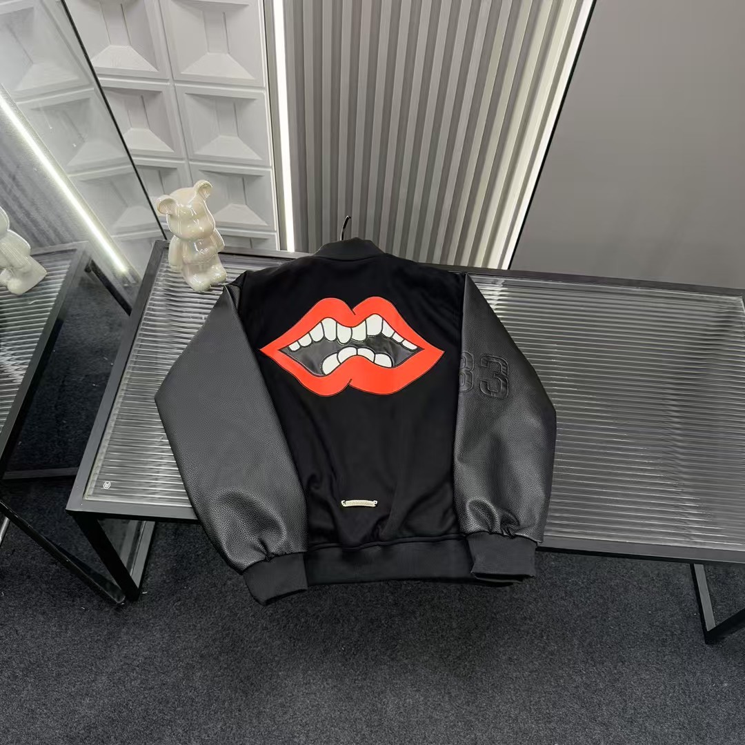 🛒购物价：💰239 秋冬爆款热销款推荐⭐克罗心外套 满印十字架贴皮刺绣 后背性感大嘴唇 拼接皮袖外套🪡三标齐全官网一致，放大看细节📷原相机实物拍摄 
颜色：黑色
尺码：L-4xl
 L（80～105斤）
XL（105～120斤）
2XL（120～140斤）
3XL（140～160斤）
4XL（160～180斤）