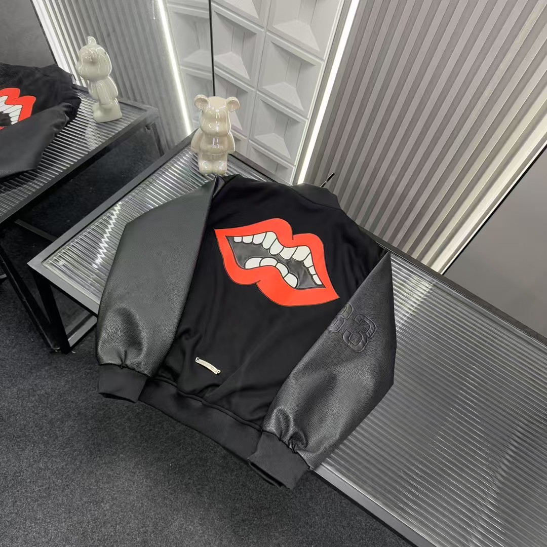 🛒购物价：💰239 秋冬爆款热销款推荐⭐克罗心外套 满印十字架贴皮刺绣 后背性感大嘴唇 拼接皮袖外套🪡三标齐全官网一致，放大看细节📷原相机实物拍摄 
颜色：黑色
尺码：L-4xl
 L（80～105斤）
XL（105～120斤）
2XL（120～140斤）
3XL（140～160斤）
4XL（160～180斤）