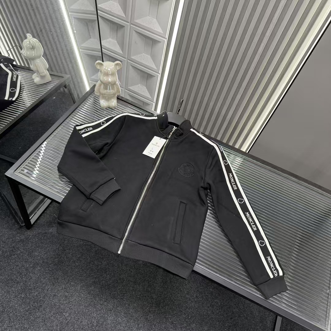 🛒购物价：💰215 秋冬爆款热销款推荐⭐蒙口二棉加厚外套  侧标织带字母图案胸前刺绣黑标🪡三标齐全官网一致，放大看细节📷原相机实物拍摄 
颜色：黑色
尺码：L-4xl
 L（80～105斤）
XL（105～120斤）
2XL（120～140斤）
3XL（140～160斤）
4XL（160～180斤）