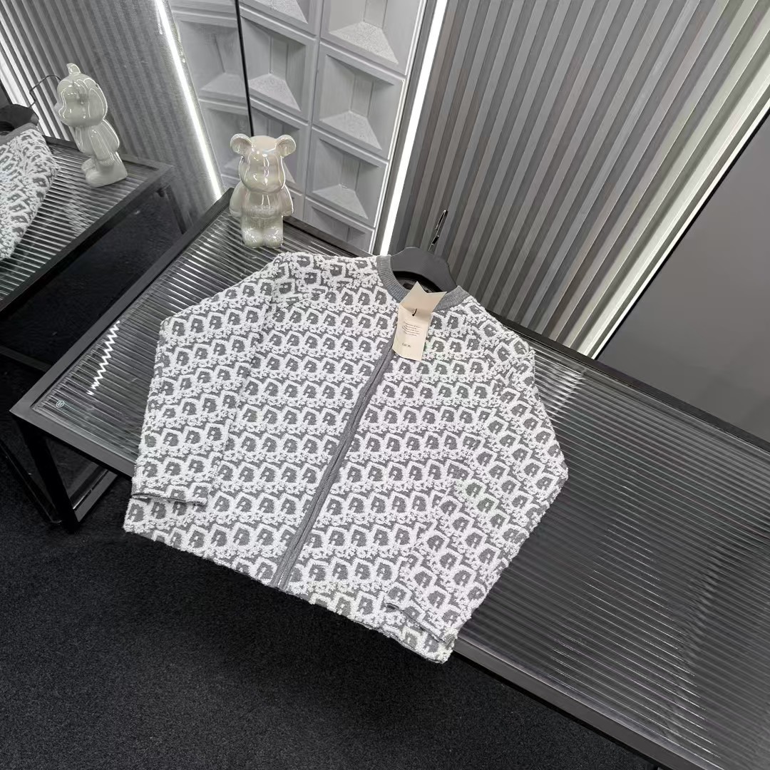 🛒购物价：💰219 秋冬爆款热销款推荐⭐Dior迪奥针织开衫外套 满印提花字母Logo🪡三标齐全官网一致，放大看细节📷原相机实物拍摄 
颜色：灰色
尺码：L-4xl
 L（80～105斤）
XL（105～120斤）
2XL（120～140斤）
3XL（140～160斤）
4XL（160～180斤）