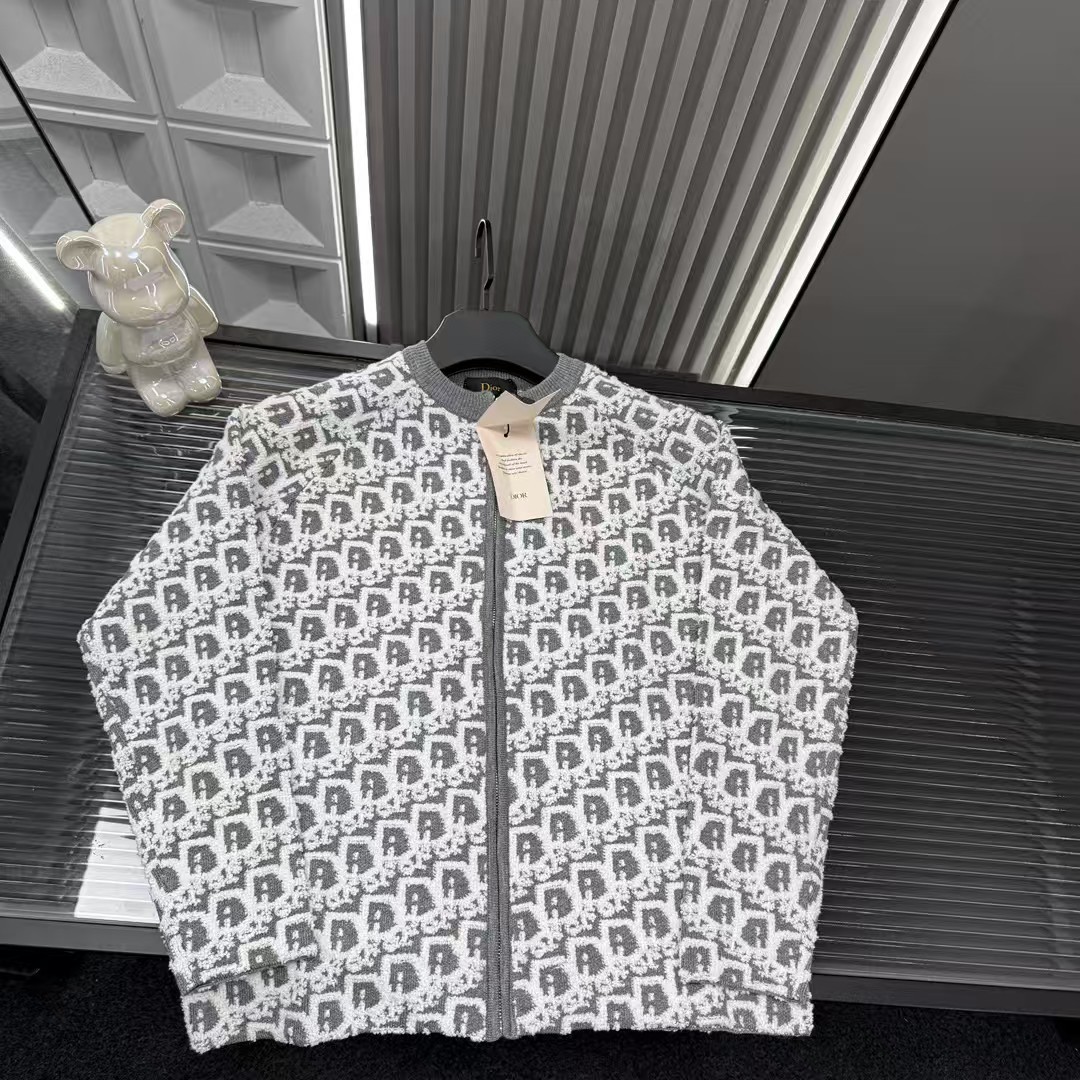🛒购物价：💰219 秋冬爆款热销款推荐⭐Dior迪奥针织开衫外套 满印提花字母Logo🪡三标齐全官网一致，放大看细节📷原相机实物拍摄 
颜色：灰色
尺码：L-4xl
 L（80～105斤）
XL（105～120斤）
2XL（120～140斤）
3XL（140～160斤）
4XL（160～180斤）