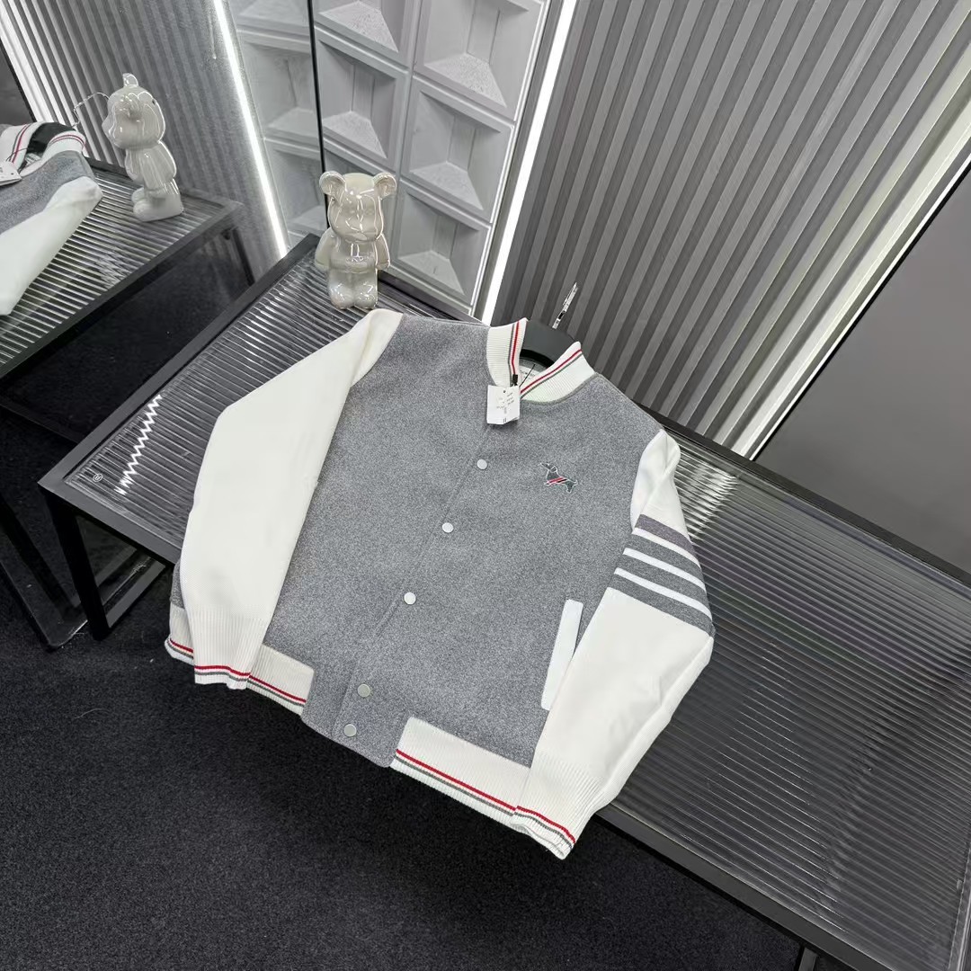 🛒购物价：💰239 秋冬爆款热销款推荐⭐TB针织袖拼接外套  经典四杠针织工艺 胸前刺绣小狗图案🪡三标齐全官网一致，放大看细节📷原相机实物拍摄 
颜色：灰色
尺码：L-4xl
 L（80～105斤）
XL（105～120斤）
2XL（120～140斤）
3XL（140～160斤）
4XL（160～180斤）