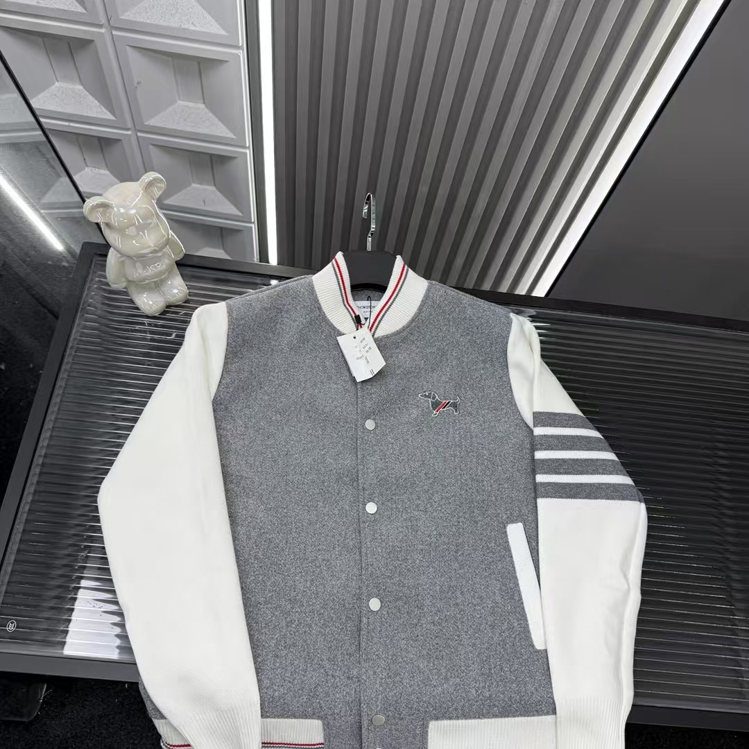 🛒购物价：💰239 秋冬爆款热销款推荐⭐TB针织袖拼接外套  经典四杠针织工艺 胸前刺绣小狗图案🪡三标齐全官网一致，放大看细节📷原相机实物拍摄 
颜色：灰色
尺码：L-4xl
 L（80～105斤）
XL（105～120斤）
2XL（120～140斤）
3XL（140～160斤）
4XL（160～180斤）