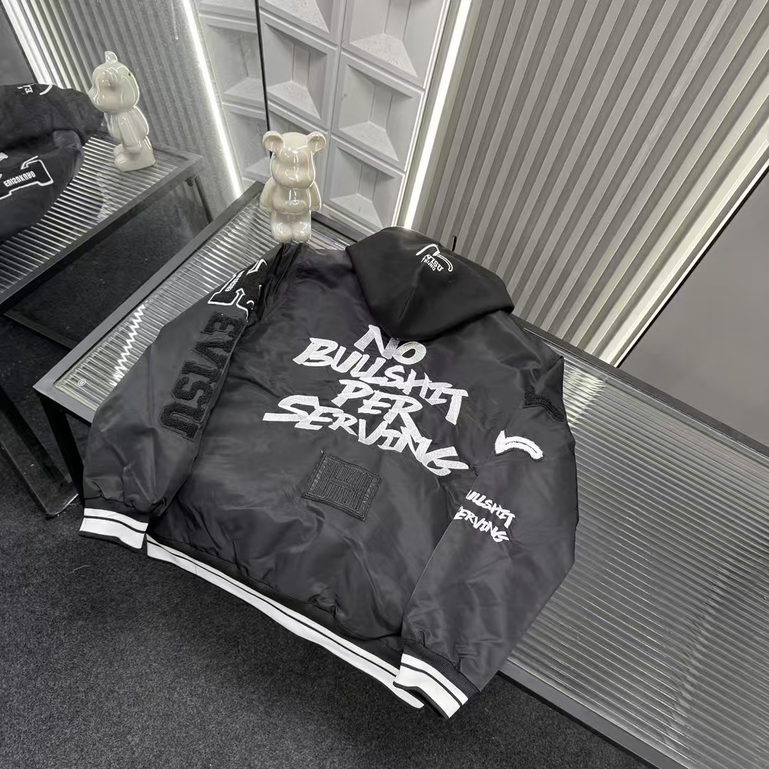 🛒购物价：💰229 秋冬爆款热销款推荐⭐Evisu福神二棉加厚外套  满印毛巾绣刺绣字母图案  连帽外套🪡三标齐全官网一致，放大看细节📷原相机实物拍摄 
颜色：黑色
尺码：L-4xl
 L（80～105斤）
XL（105～120斤）
2XL（120～140斤）
3XL（140～160斤）
4XL（160～180斤）