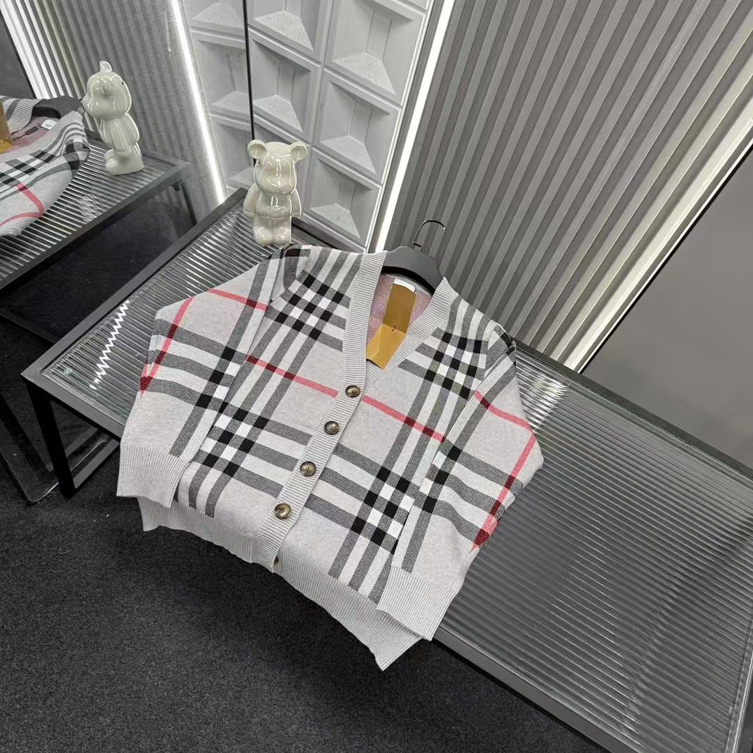 🛒购物价：💰225 秋冬爆款热销款推荐⭐巴宝莉针织开衫外套  满印条纹格子V领纽扣开衫🪡三标齐全官网一致，放大看细节📷原相机实物拍摄 
颜色：图片色
尺码：L-4xl
 L（80～105斤）
XL（105～120斤）
2XL（120～140斤）
3XL（140～160斤）
4XL（160～180斤）