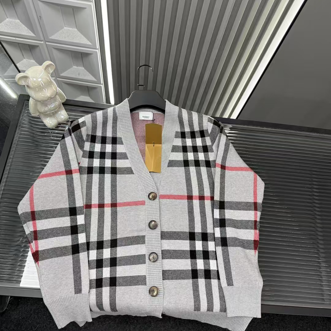 🛒购物价：💰225 秋冬爆款热销款推荐⭐巴宝莉针织开衫外套  满印条纹格子V领纽扣开衫🪡三标齐全官网一致，放大看细节📷原相机实物拍摄 
颜色：图片色
尺码：L-4xl
 L（80～105斤）
XL（105～120斤）
2XL（120～140斤）
3XL（140～160斤）
4XL（160～180斤）