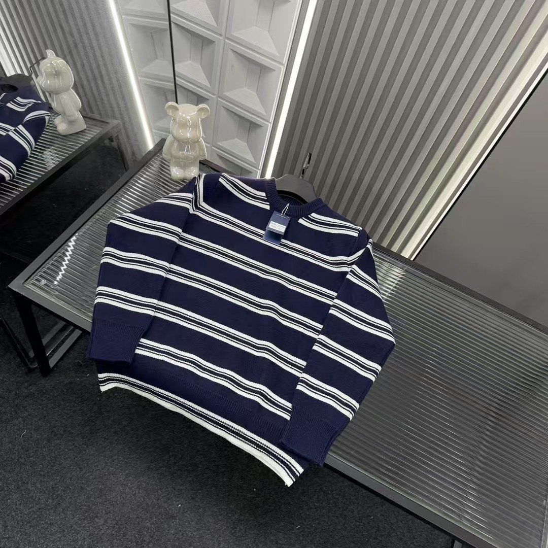 🛒购物价：💰129 秋冬爆款热销款推荐⭐Lv路易威登针织毛衣  满印条纹图案撞色🪡三标齐全官网一致，放大看细节📷原相机实物拍摄 
颜色：藏青色
尺码：L-4xl
 L（80～105斤）
XL（105～120斤）
2XL（120～140斤）
3XL（140～160斤）
4XL（160～180斤）