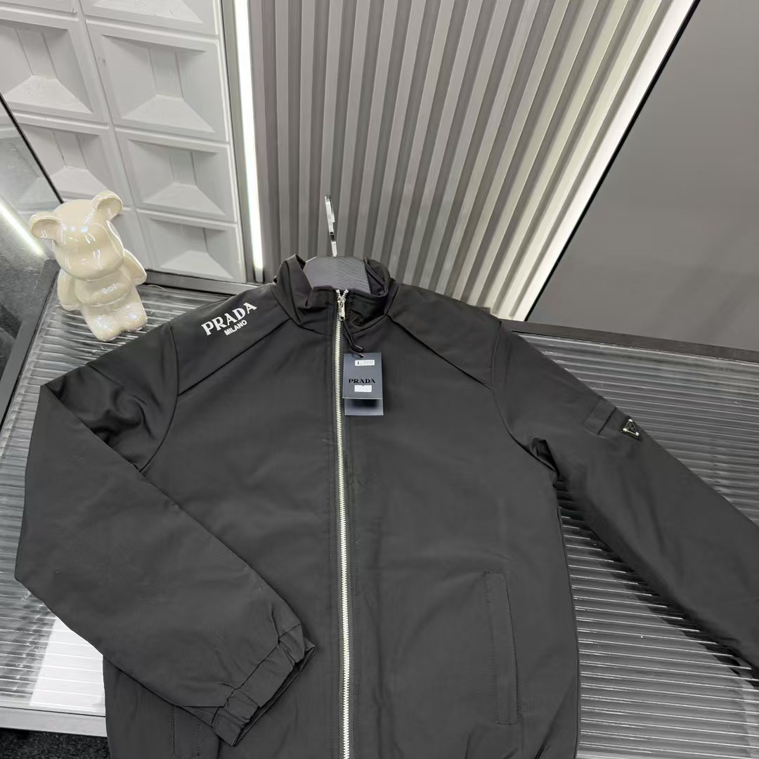 🛒购物价：💰219 秋冬爆款热销款推荐⭐Prada普拉达二棉加厚立领外套 手臂金属牌三角钢印🪡三标齐全官网一致，放大看细节📷原相机实物拍摄 
颜色：黑色
尺码：L-4xl
 L（80～105斤）
XL（105～120斤）
2XL（120～140斤）
3XL（140～160斤）
4XL（160～180斤）

